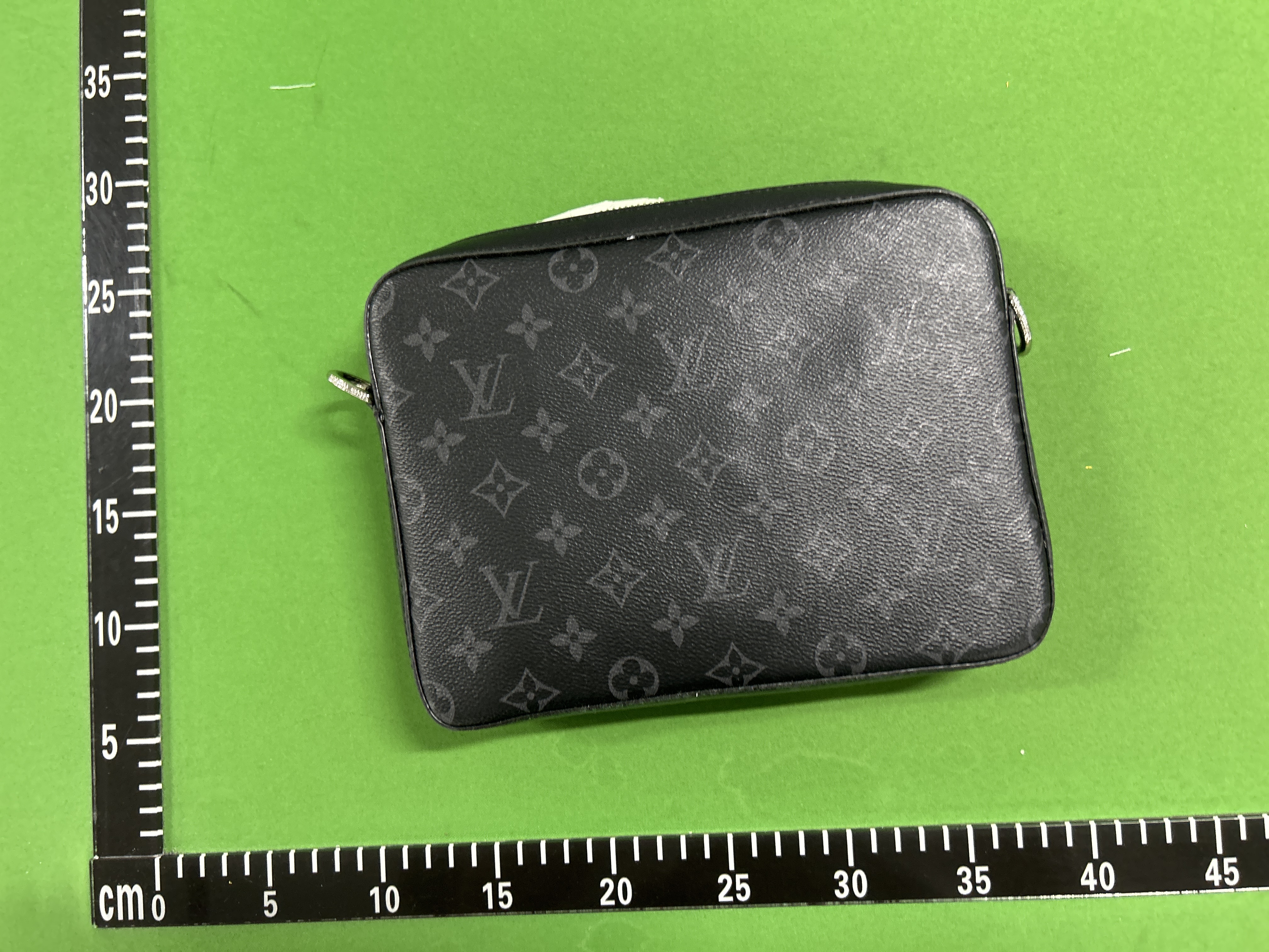 Foto QC 8 de Louis Vuitton Trio Messenger White Monogram Shadow Leather