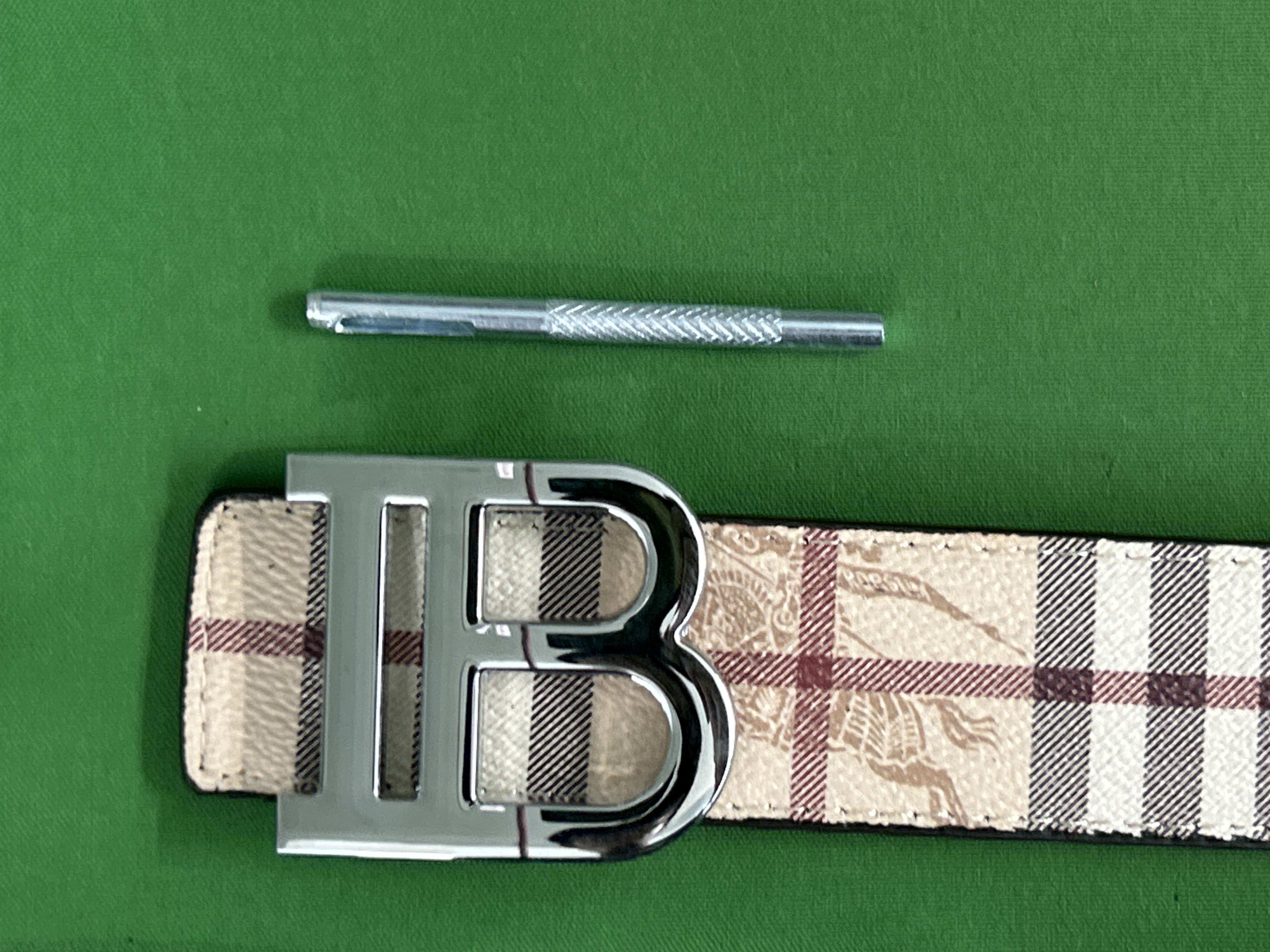 Foto QC 5 de Burberry TB Reversible Belt Black Embossed Check and Vintage Check