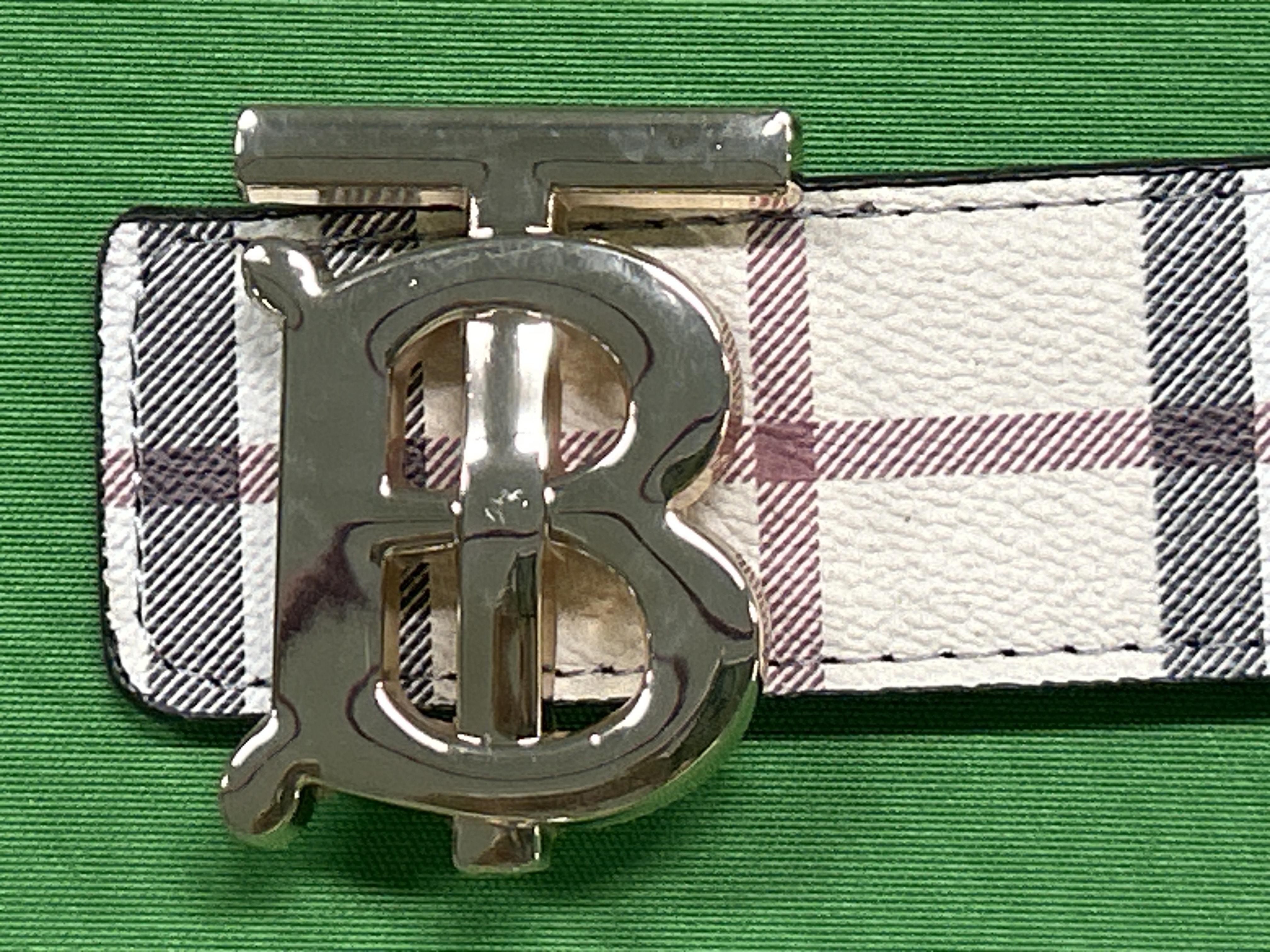 Foto QC 7 de Burberry Equestrian Knight Buckle Reversible Belt Black Vintage Check