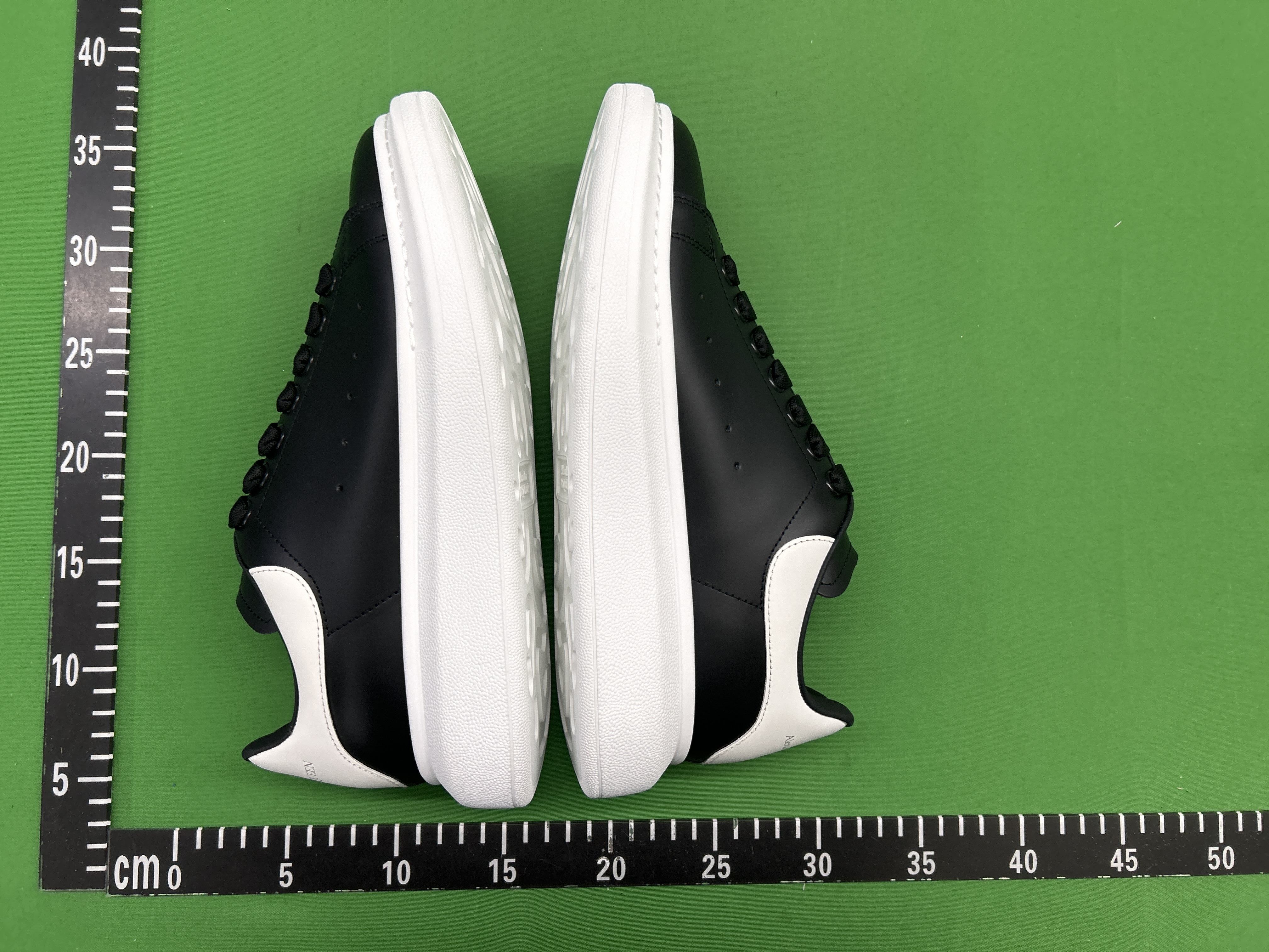 Foto QC 7 de Alexander McQueen Oversized Leather Low-top Black White Contrast Stitching 4257