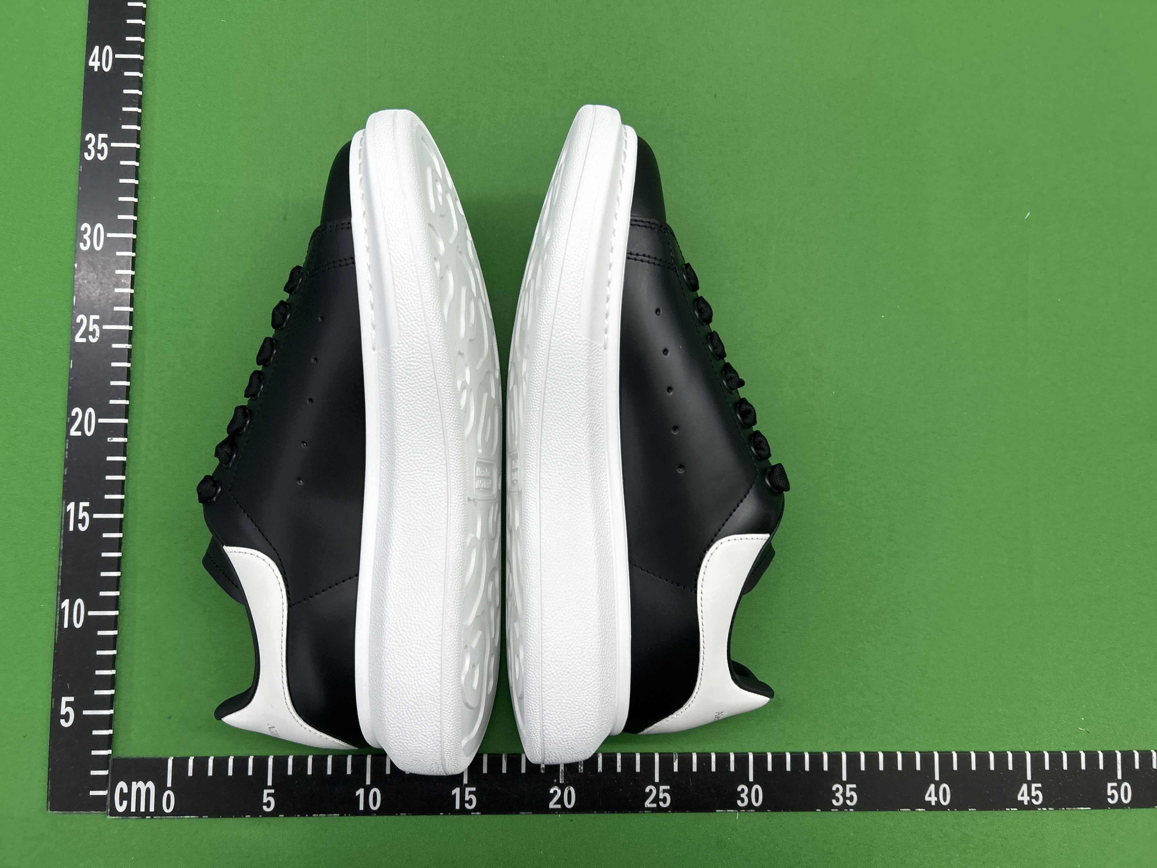 Foto QC 6 de Alexander McQueen Oversized Leather Low-top Black White Contrast Stitching 4257