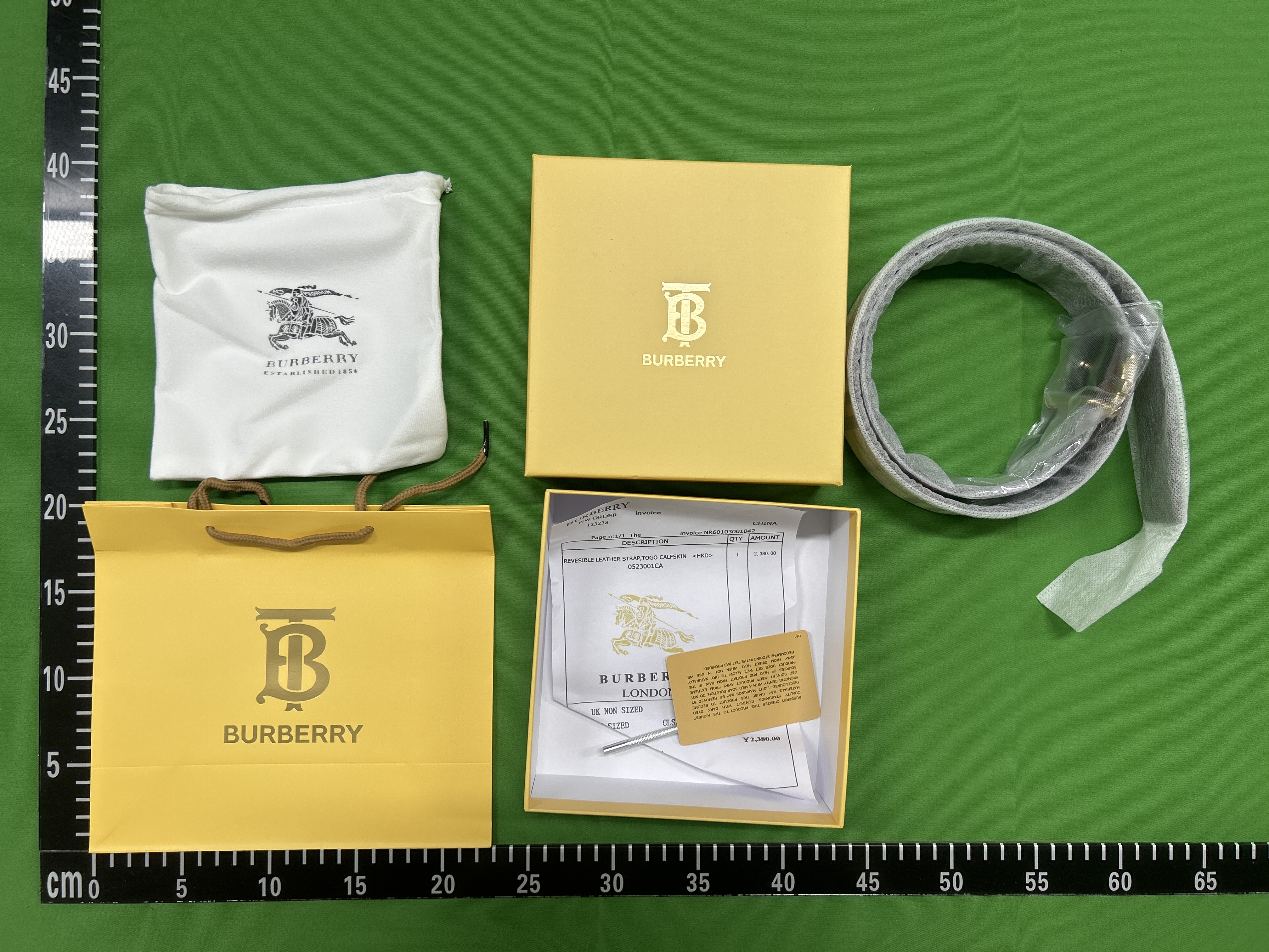 Foto QC 6 de Burberry Equestrian Knight Buckle Reversible Belt Black Vintage Check