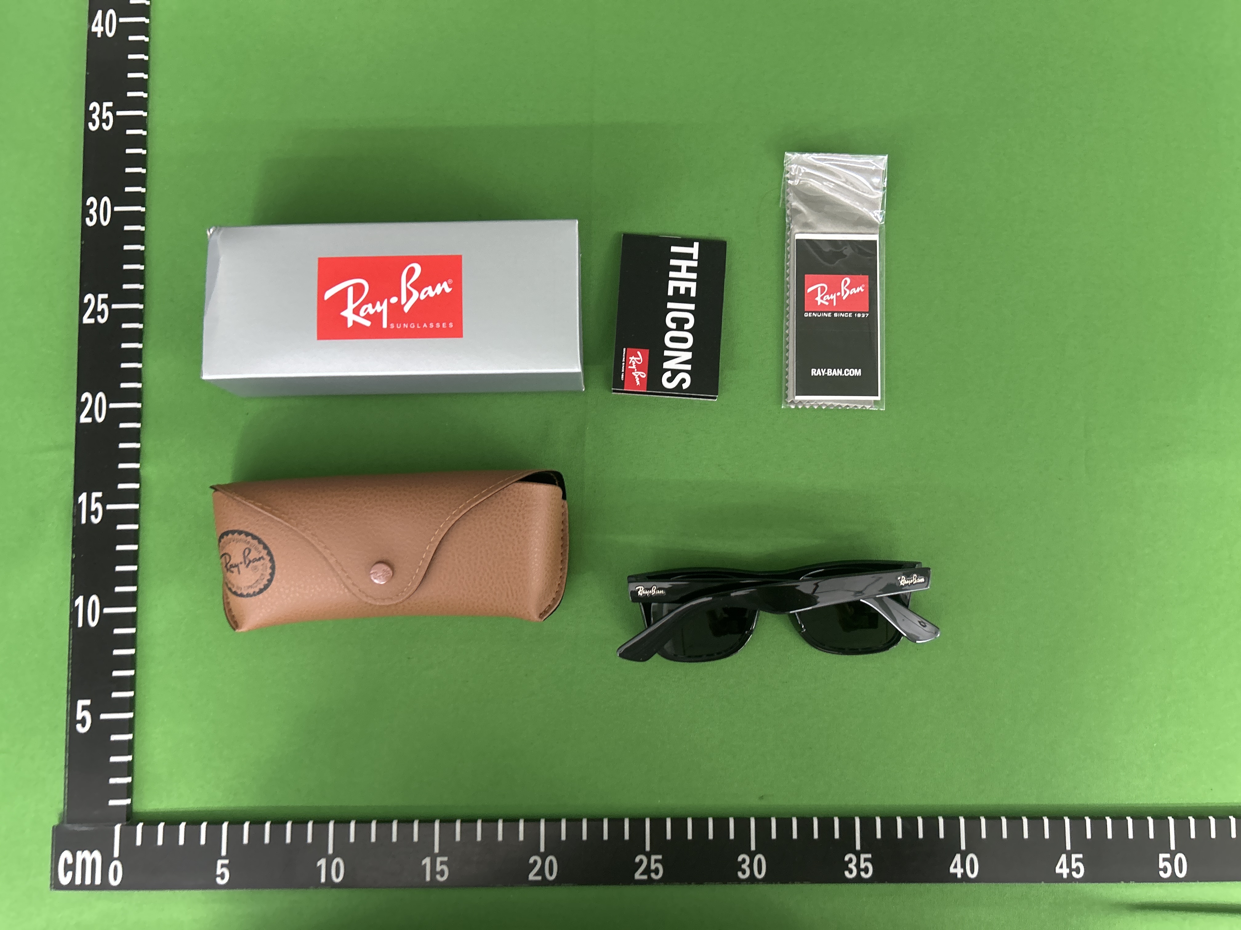 Foto QC 8 de Ray-Ban Wayfarer Square-Frame Acetate Sunglasses Black Gray (RB2140-C1)