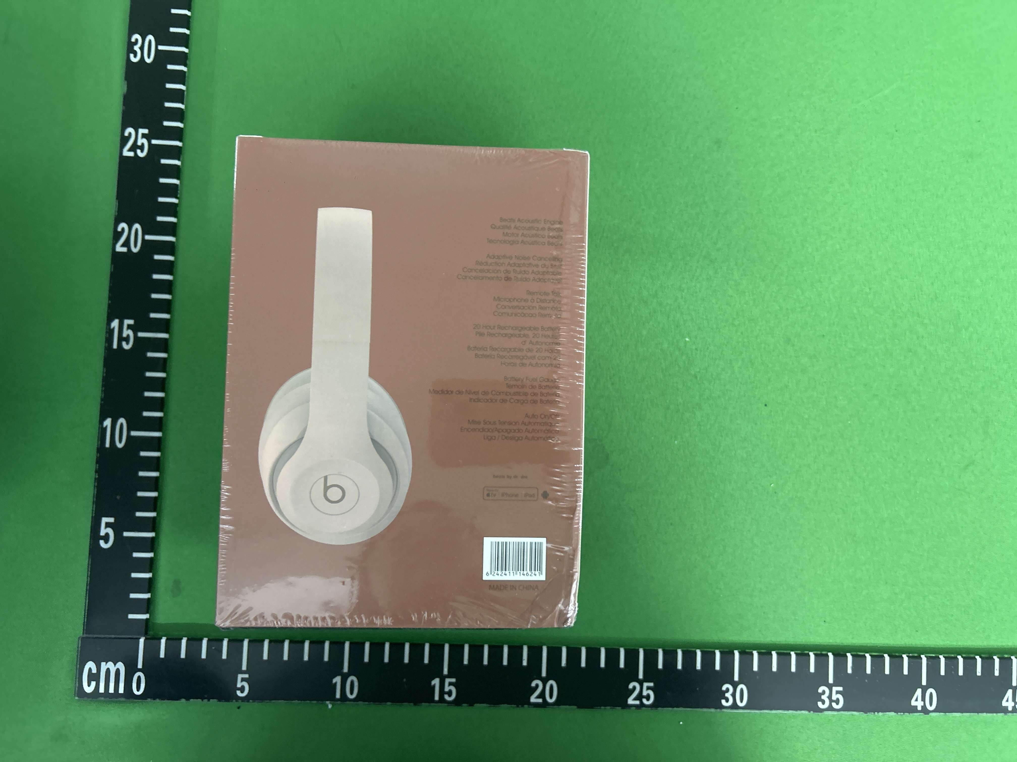 Foto QC 4 de Beats x Kim Studio Pro Wireless Noise Cancelling Headphones Earth