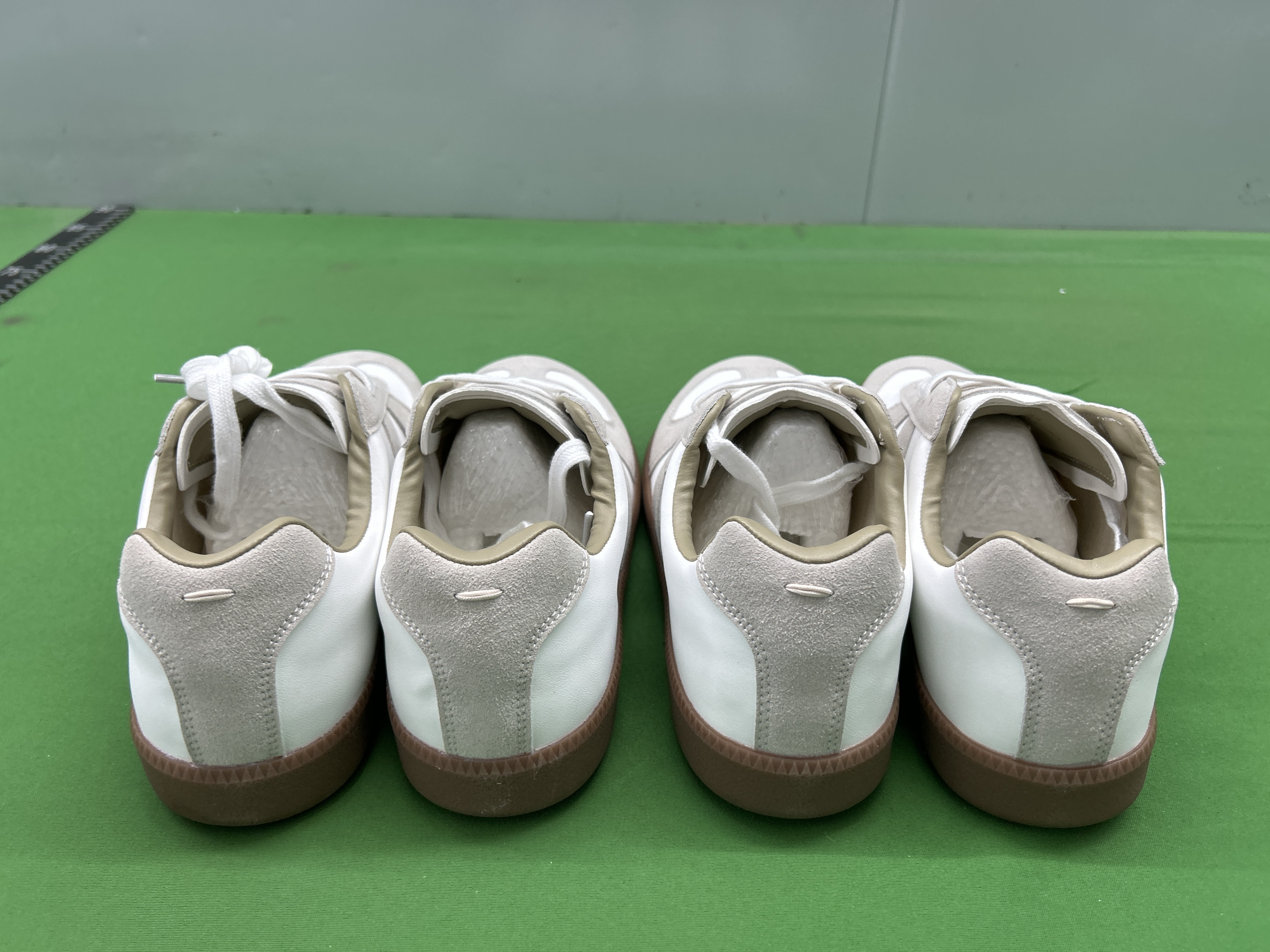 Foto QC 3 de Maison Margiela Replica Leather and Suede Low Top Sneakers Black