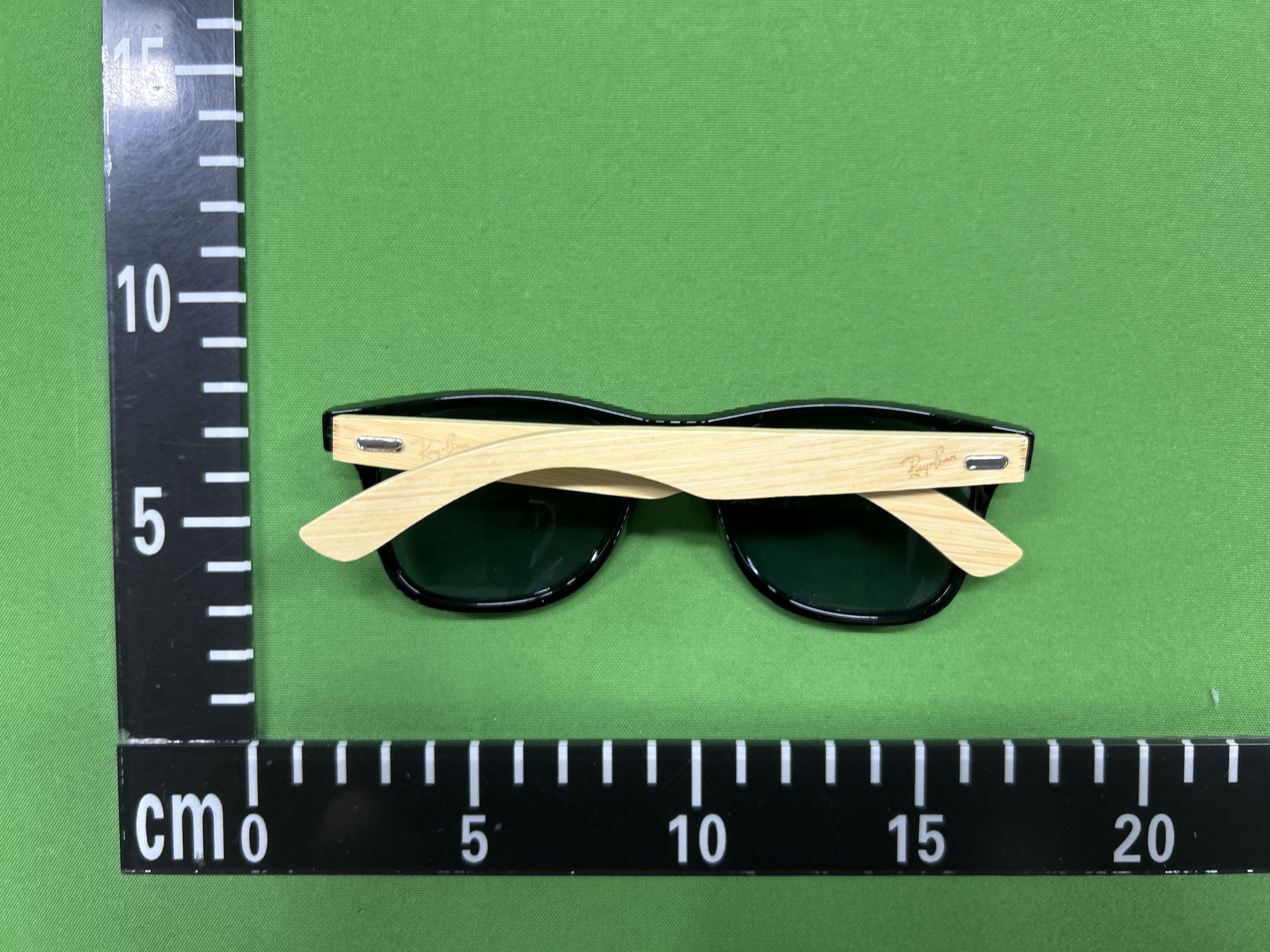 Foto QC 8 de Ray-Ban Wayfarer Acetate Sunglasses Matte Brown Brown