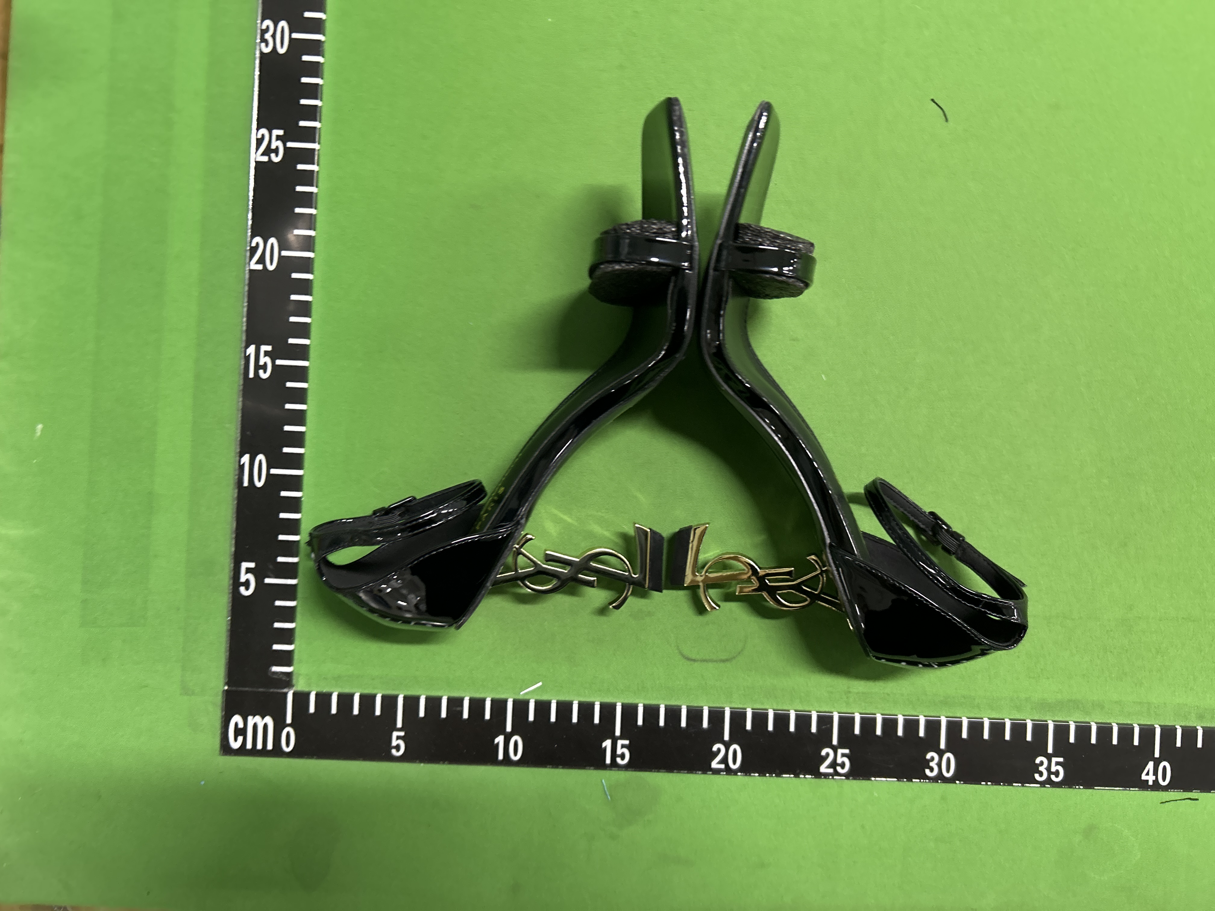 Foto QC 4 de Saint Laurent Opyum Patent Leather Sandals Gold YSL Heel