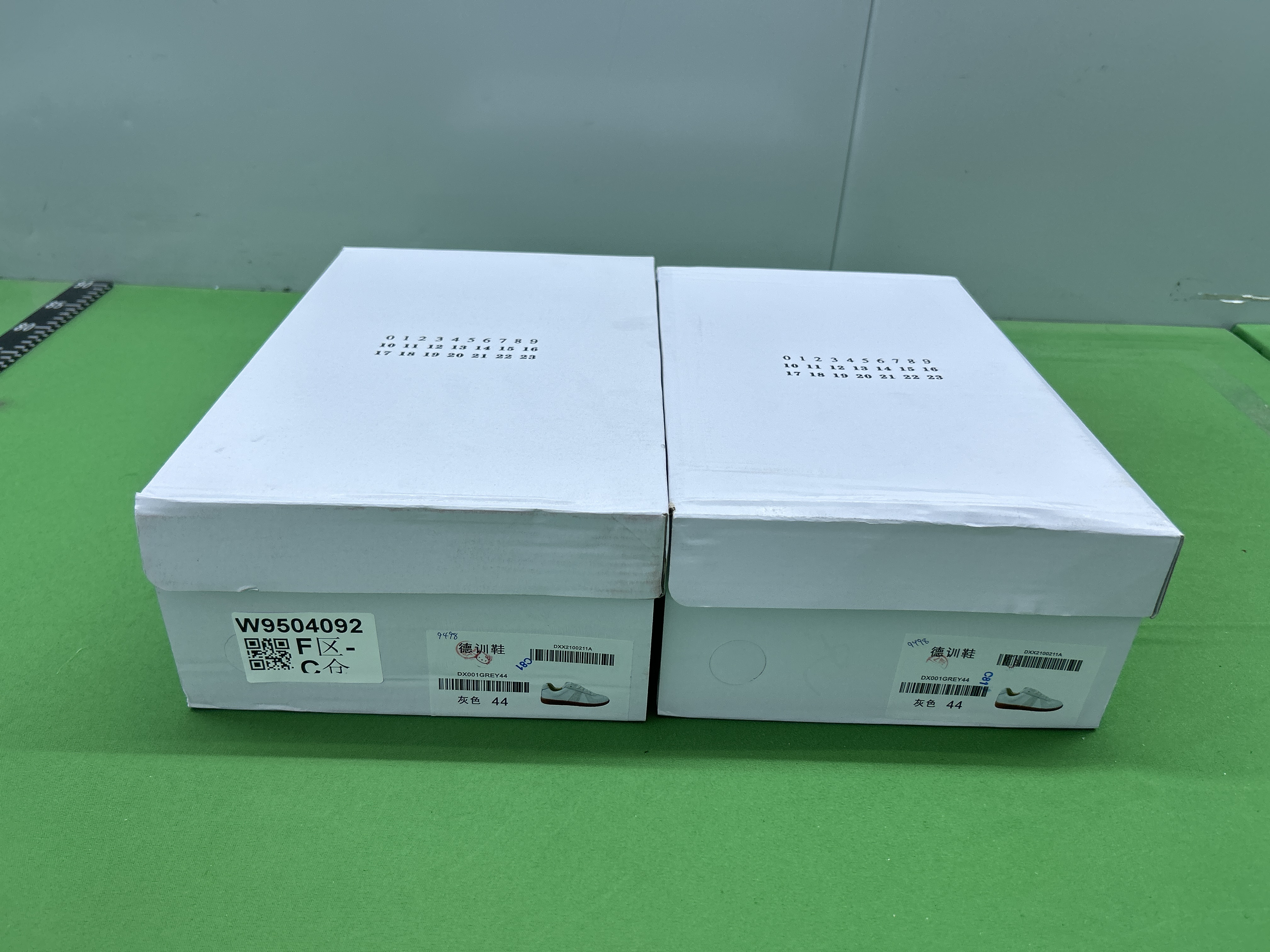 Foto QC 1 de Maison Margiela Replica Leather and Suede Low Top Sneakers Black