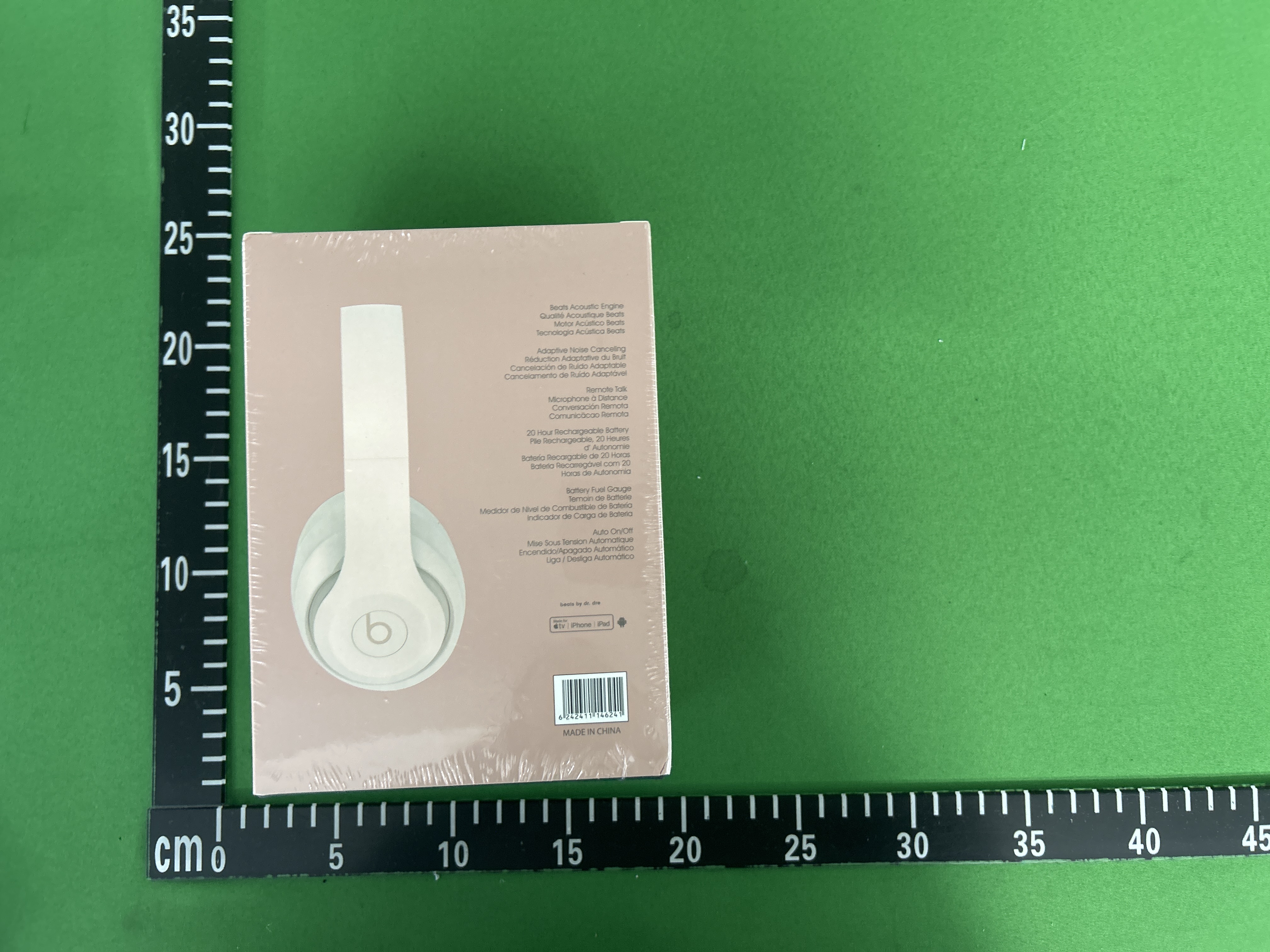 Foto QC 2 de Beats x Kim Studio Pro Wireless Noise Cancelling Headphones Earth