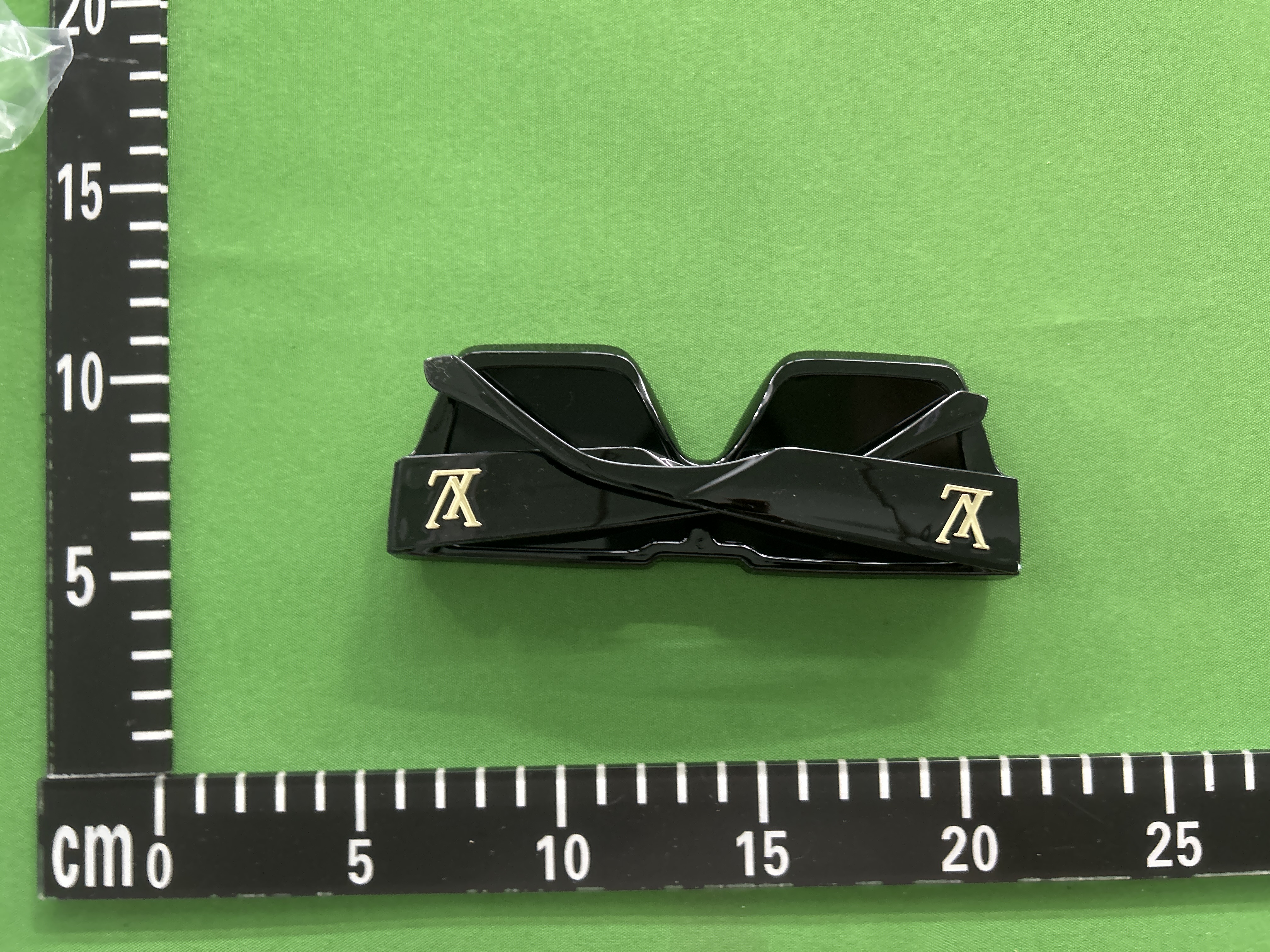 Foto QC 4 de Prada Geometric Metal Sunglasses Gold Brown Gradient (DD01)