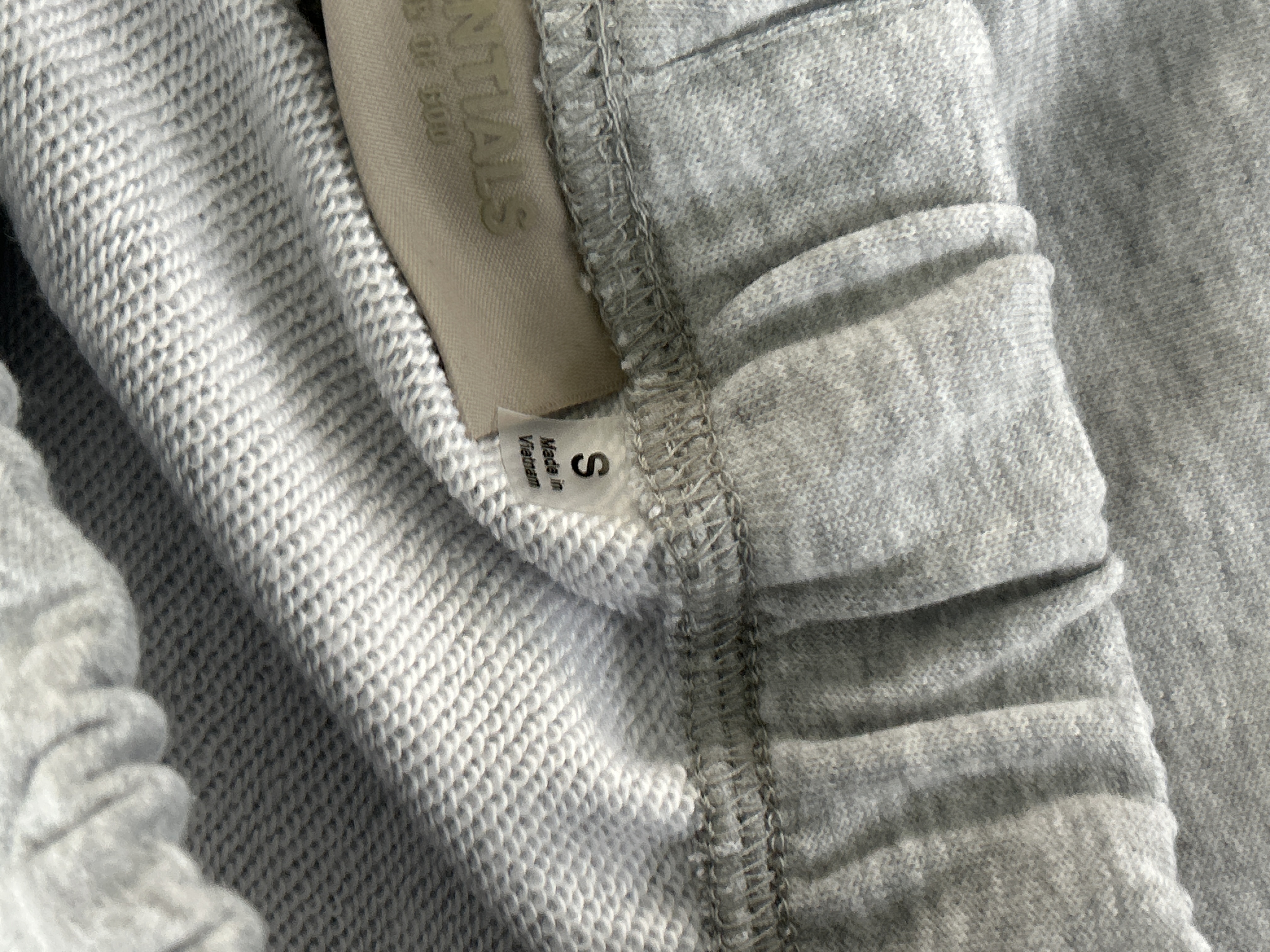 Foto QC 4 de Fear of God Essentials Sweat Shorts Flocked Logo Light Grey