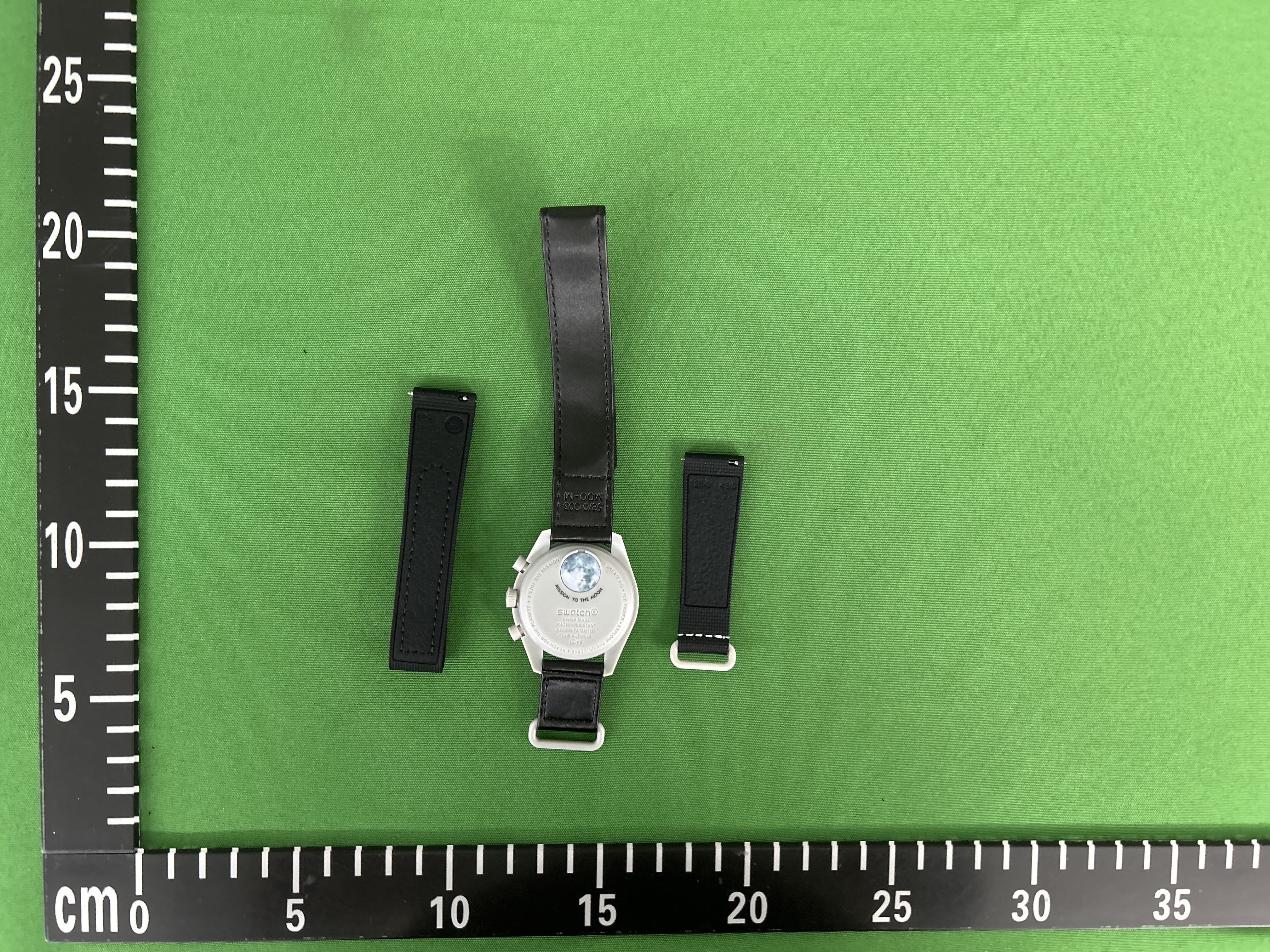 Foto QC 3 de Omega x Swatch Bioceramic MoonSwatch Mission to Earthphase SO33M700