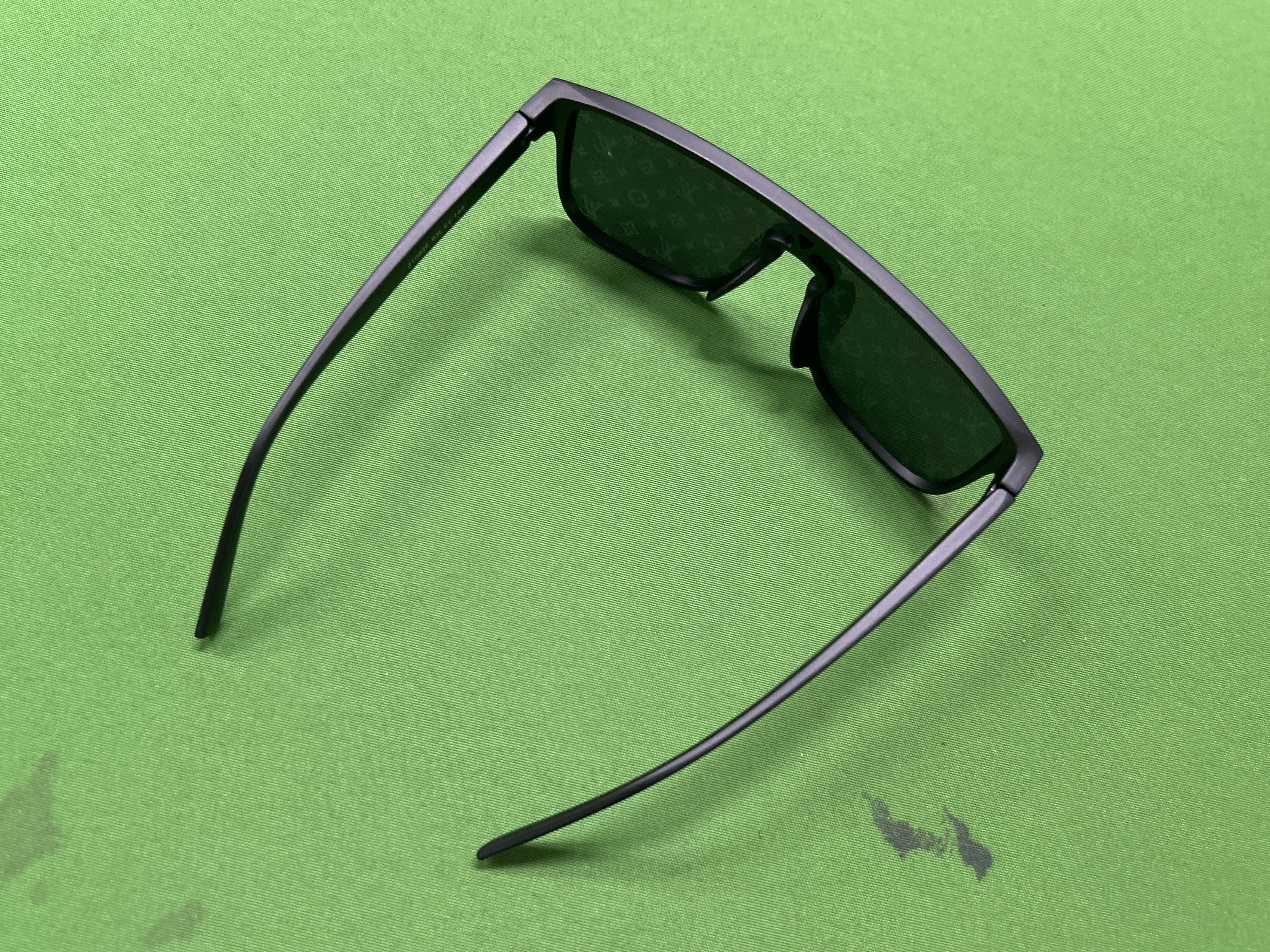 Foto QC 2 de Louis Vuitton Waimea Shield-Frame Acetate Sunglasses Black Grey Monogram (Z1082E)