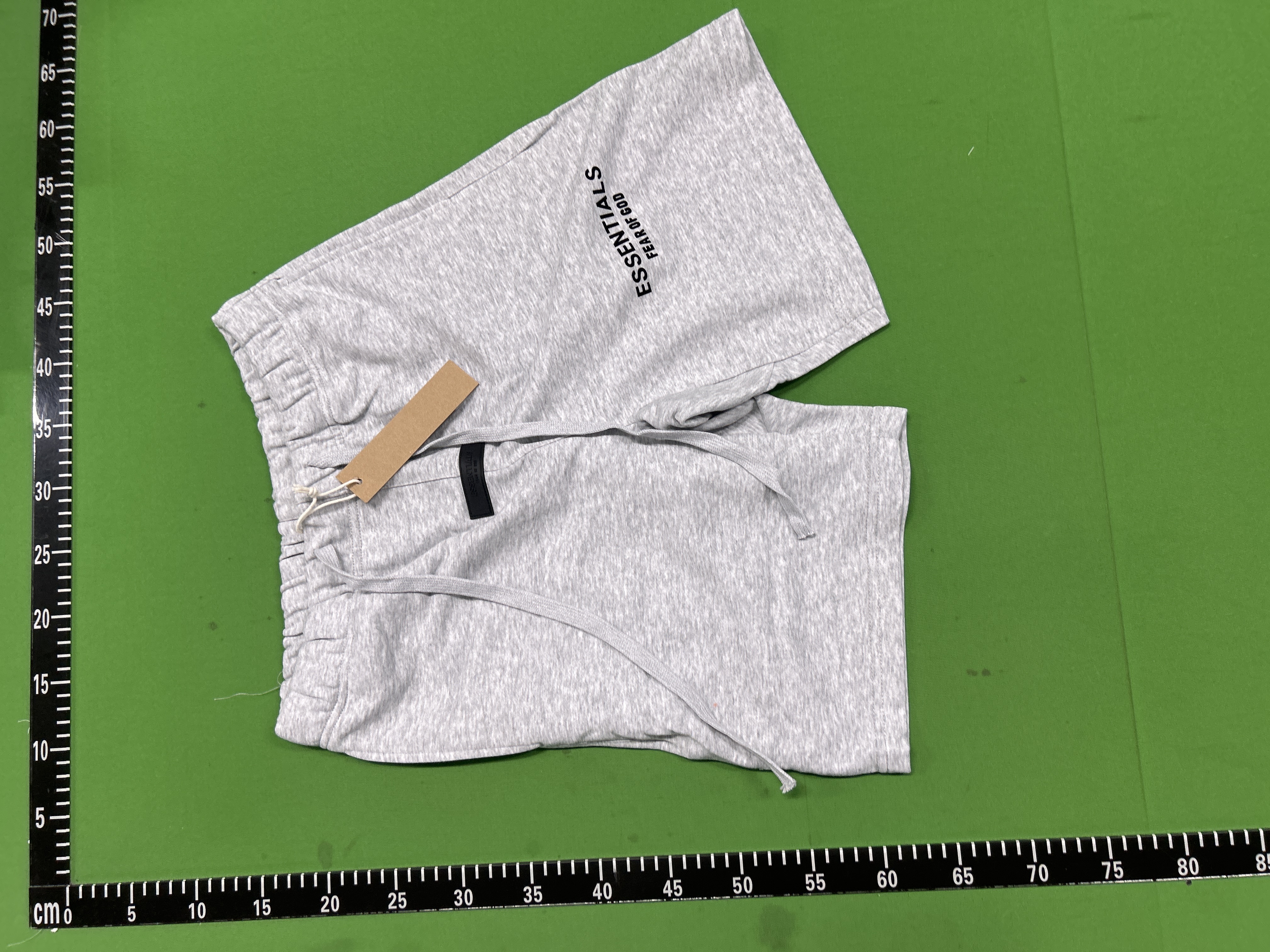 Foto QC 7 de Fear of God Essentials Sweat Shorts Flocked Logo Light Grey