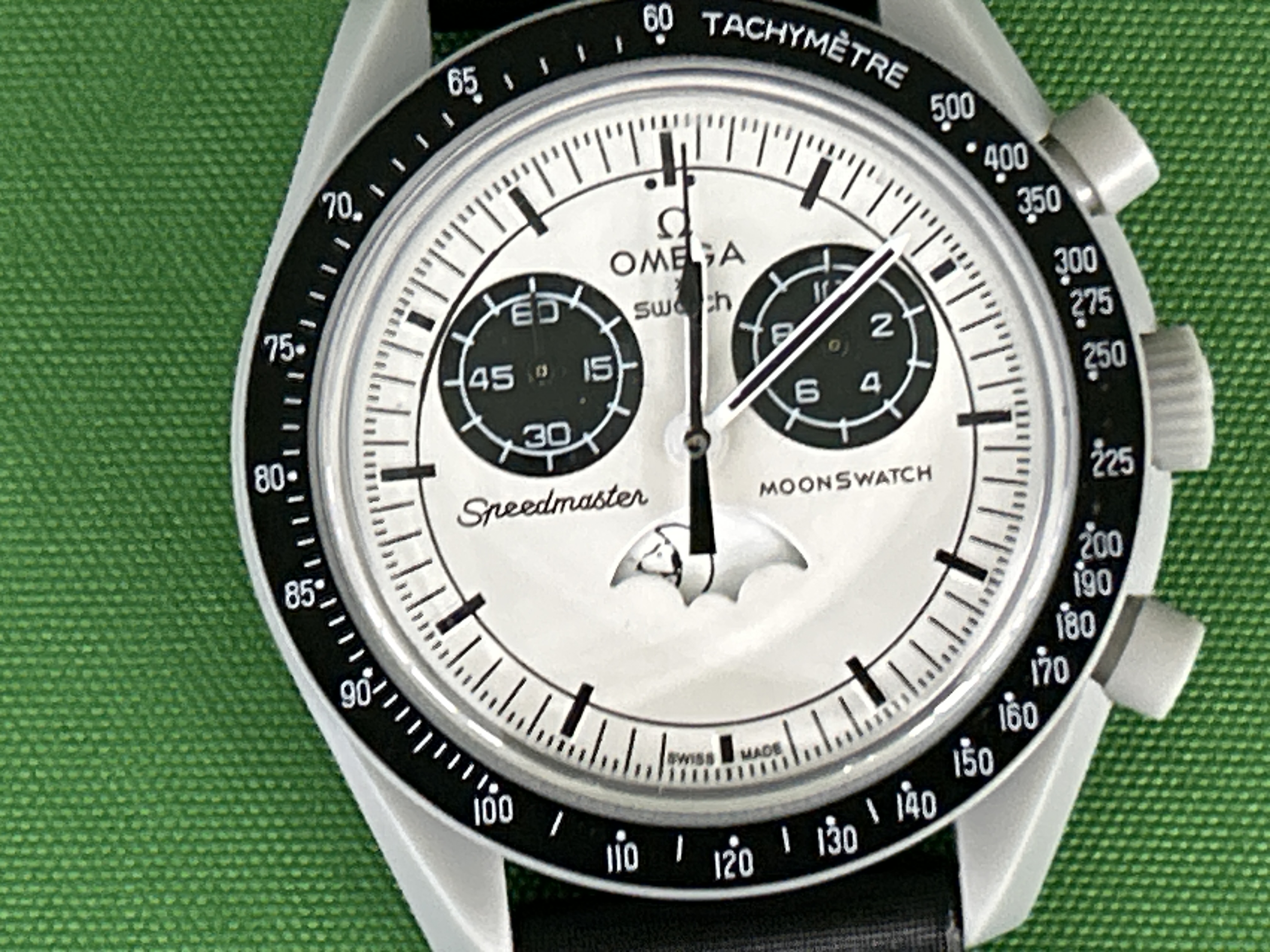 Foto QC 2 de Omega x Swatch Bioceramic MoonSwatch Mission to Earthphase SO33M700