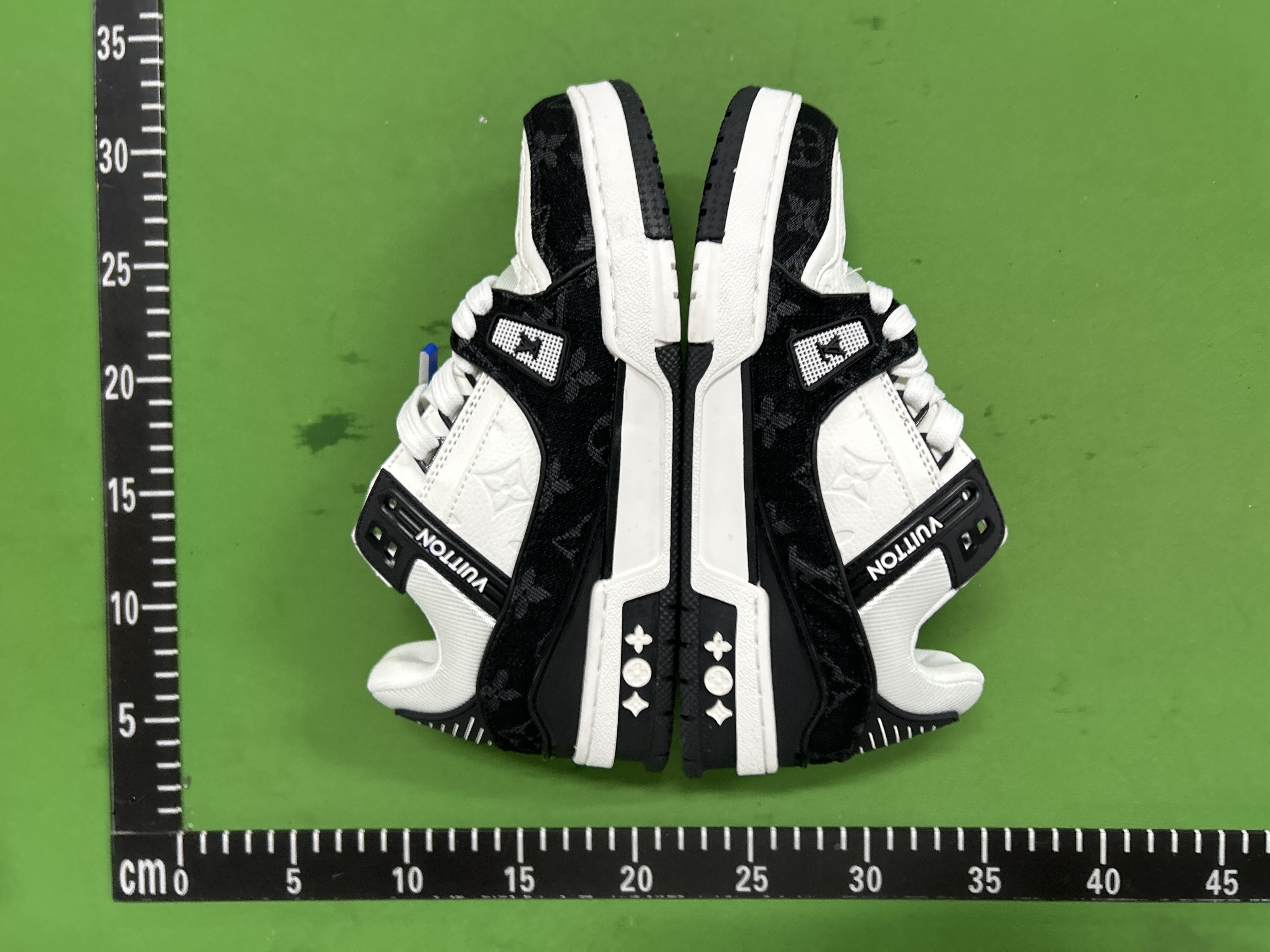 Foto QC 5 de Louis Vuitton Trainer Low Panda Black White Monogram