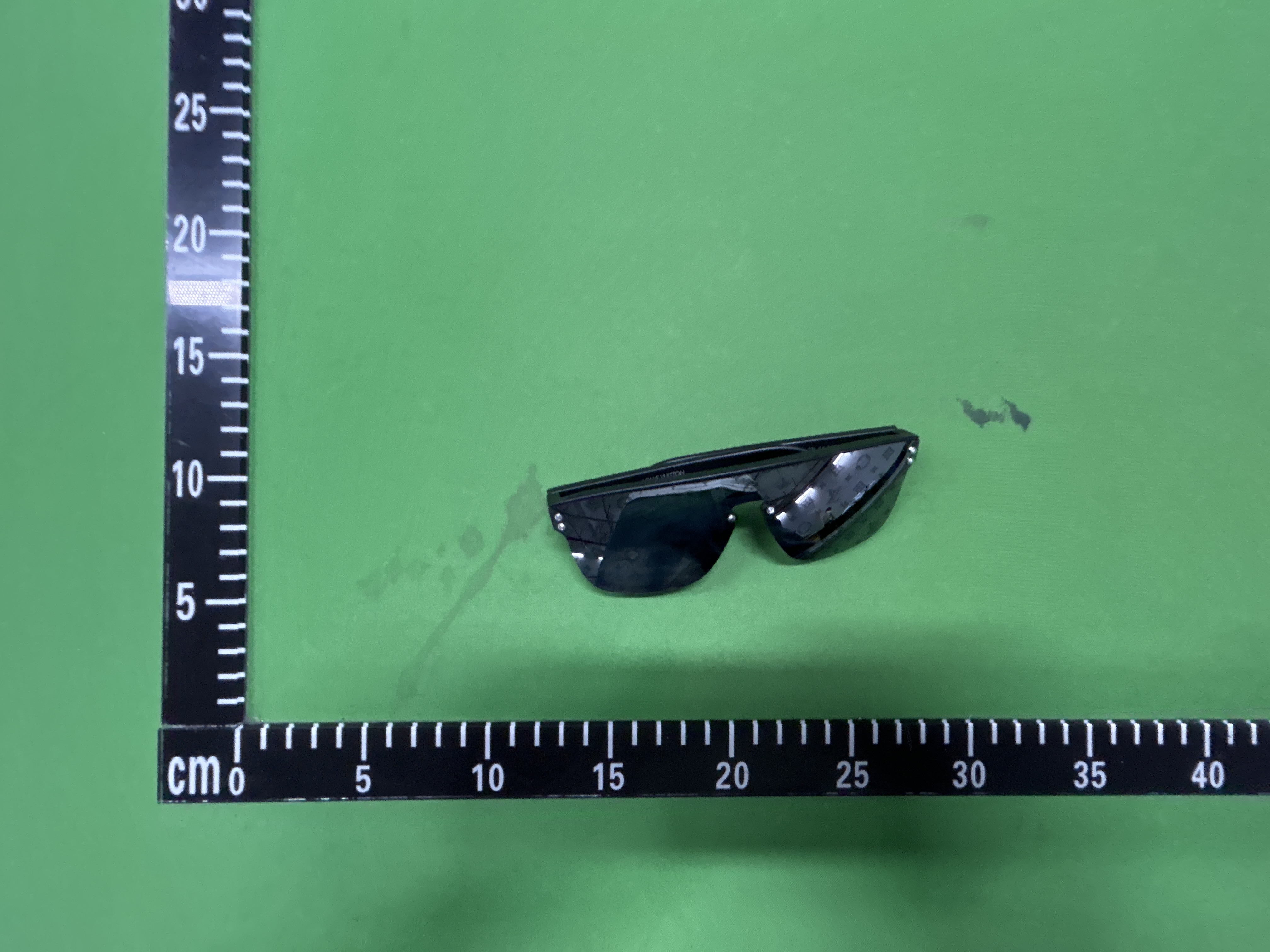 Foto QC 5 de Louis Vuitton Waimea Shield-Frame Acetate Sunglasses Black Grey Monogram (Z1082E)