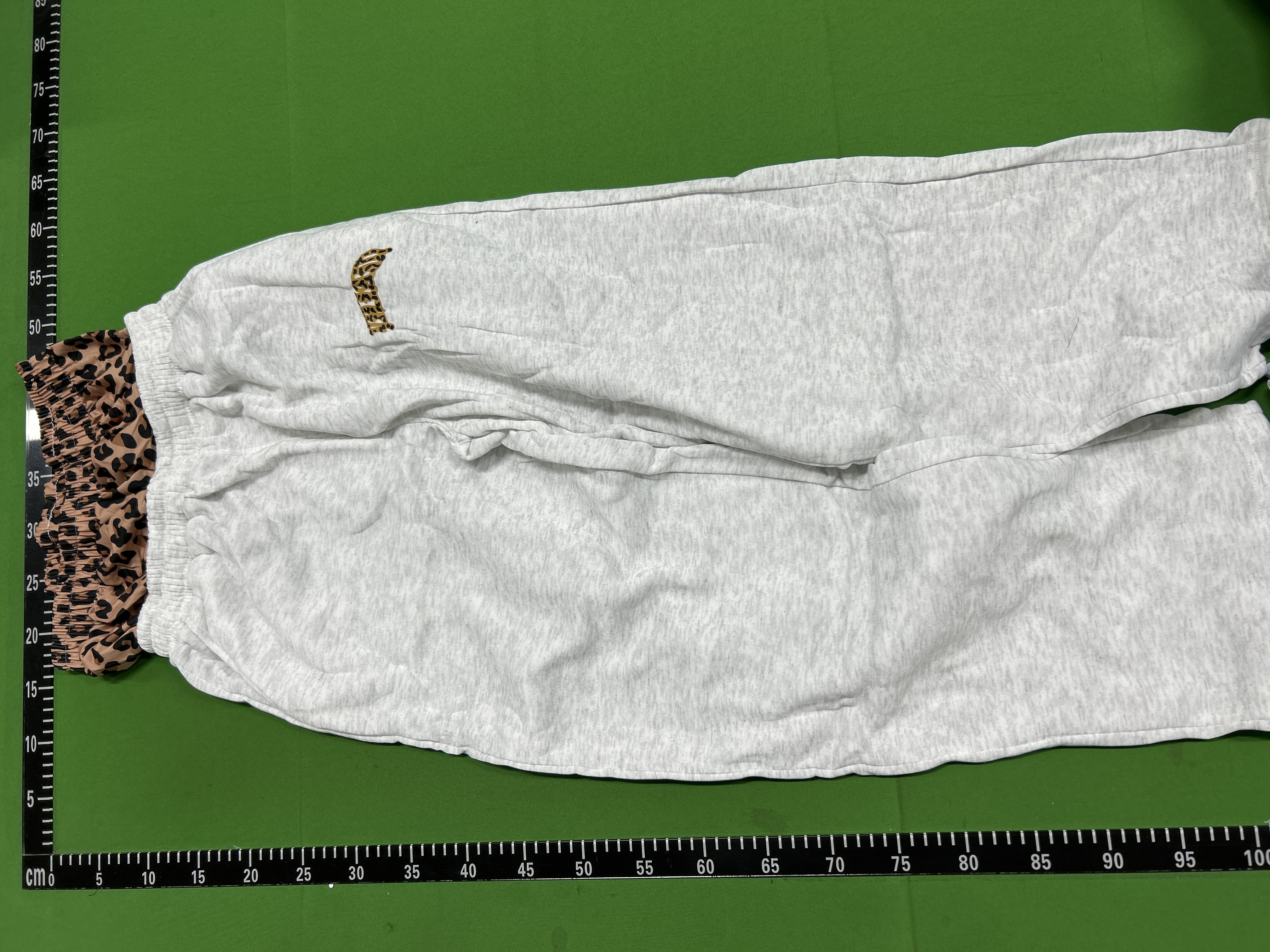 Foto QC 3 de Revenge Sweater Leopard Logo Heather Grey