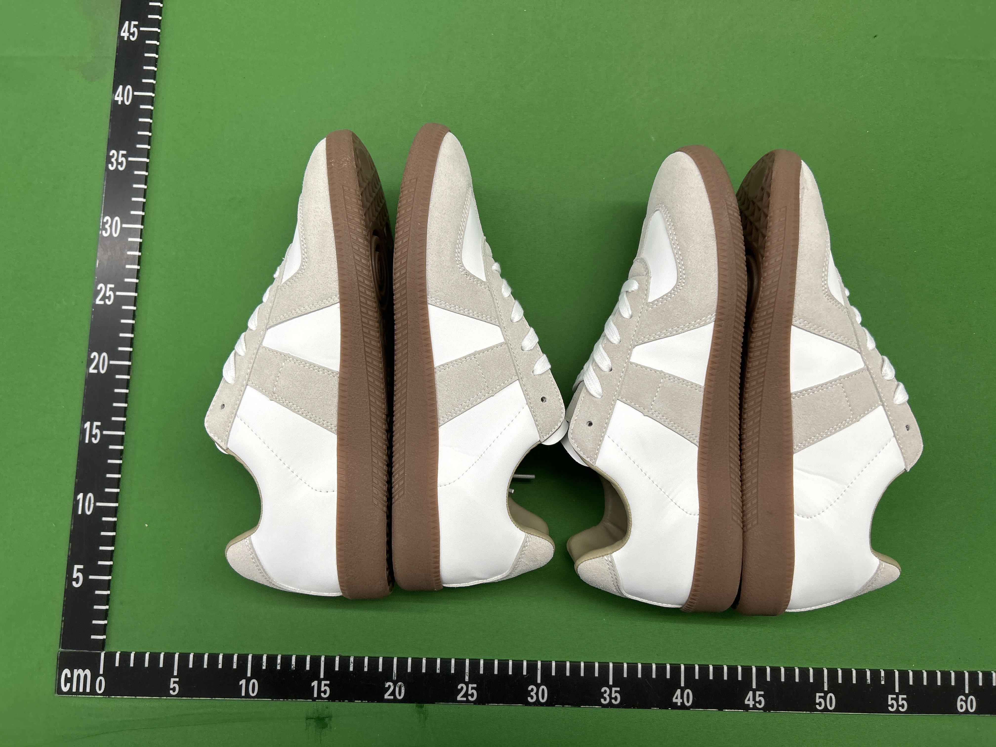 Foto QC 4 de Maison Margiela Replica Leather and Suede Low Top Sneakers Black