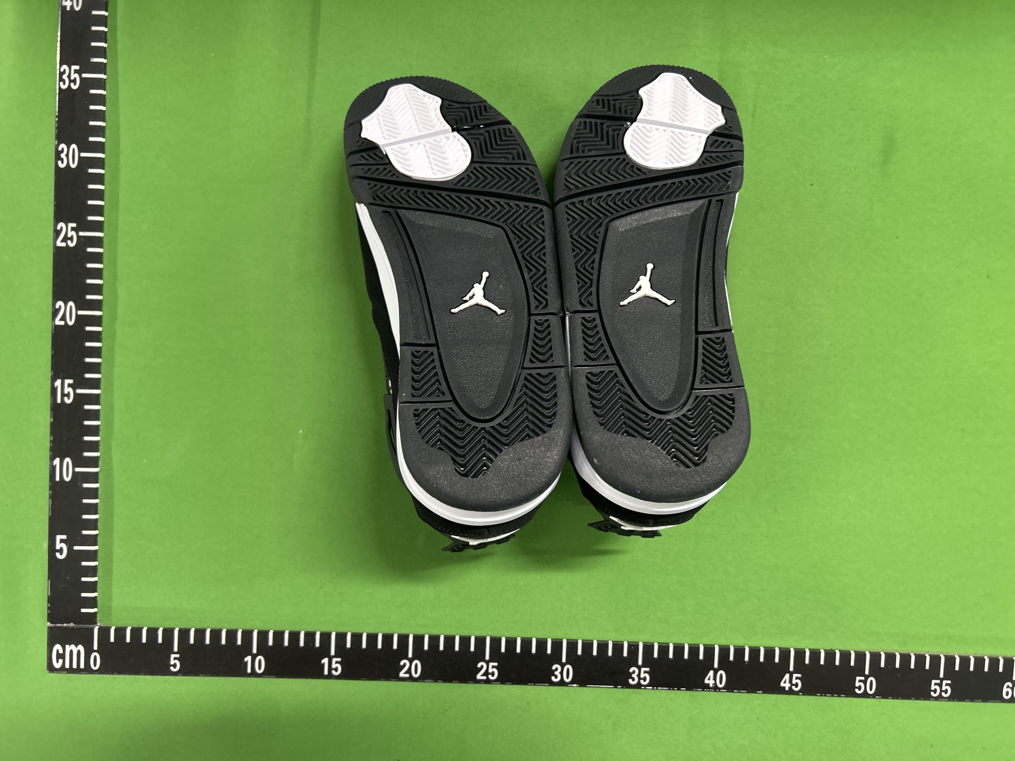 Foto QC 6 de Jordan 4 Retro KAWS Cool Grey 930155-003