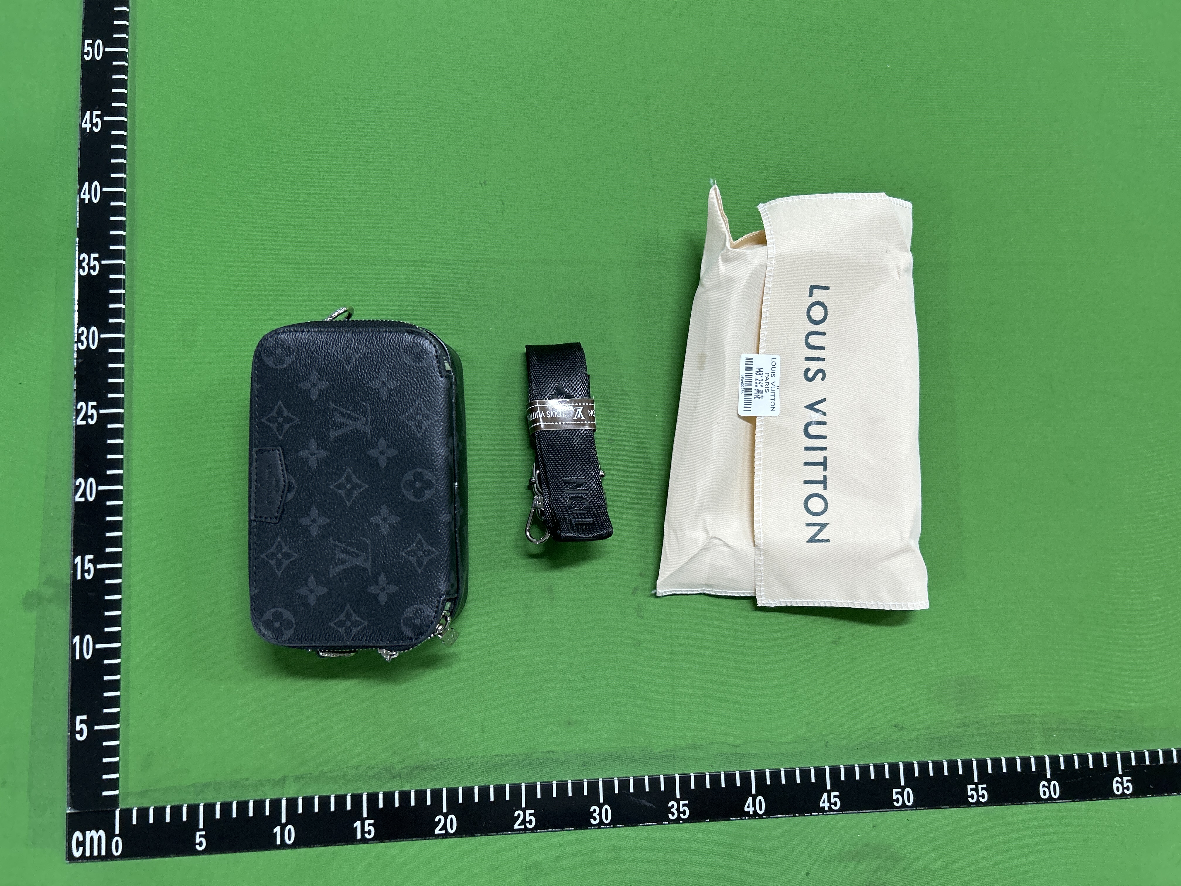 Foto QC 6 de Louis Vuitton Trio Messenger White Monogram Shadow Leather