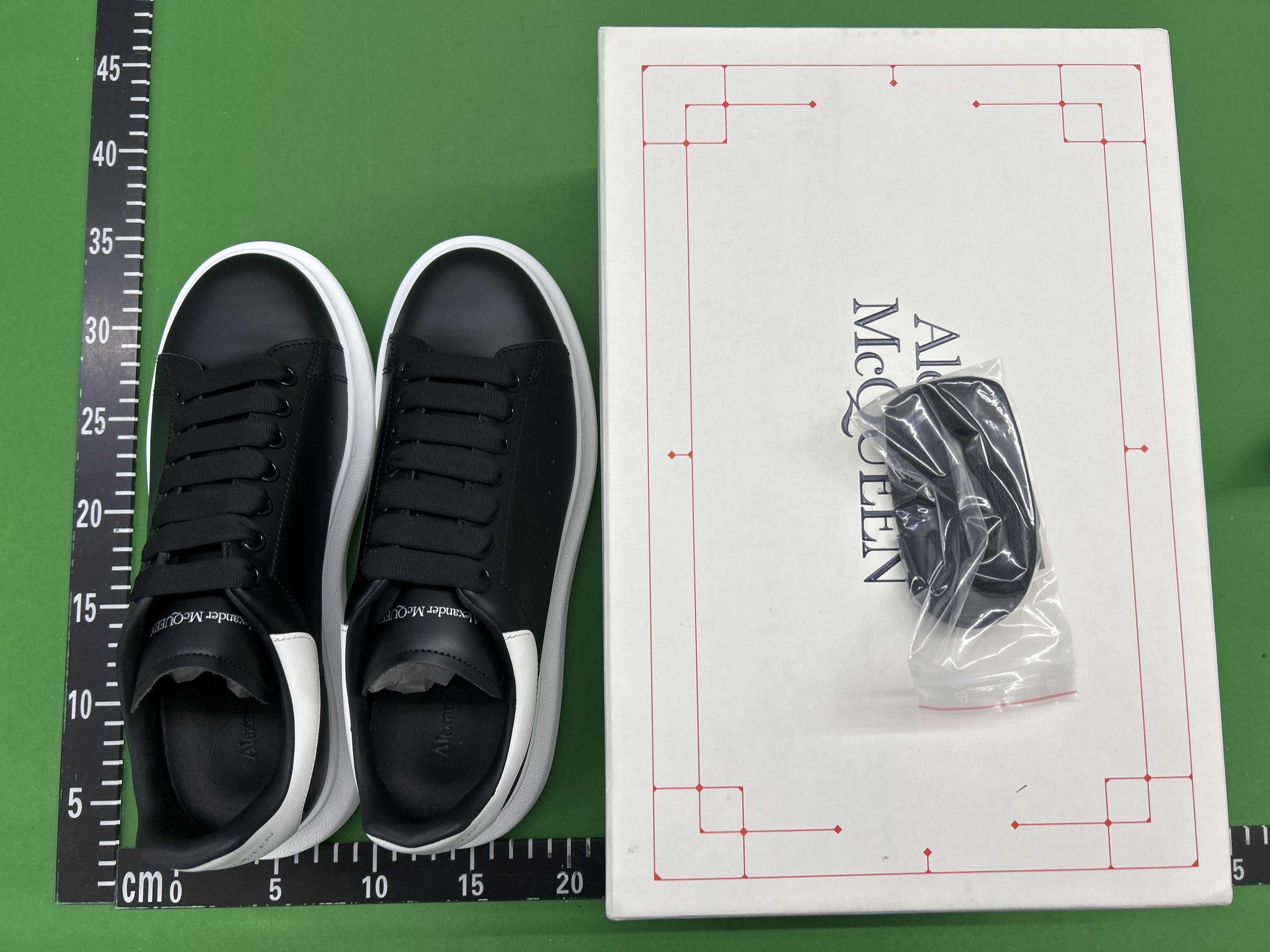 Foto QC 2 de Alexander McQueen Oversized Leather Low-top Black White Contrast Stitching 4257