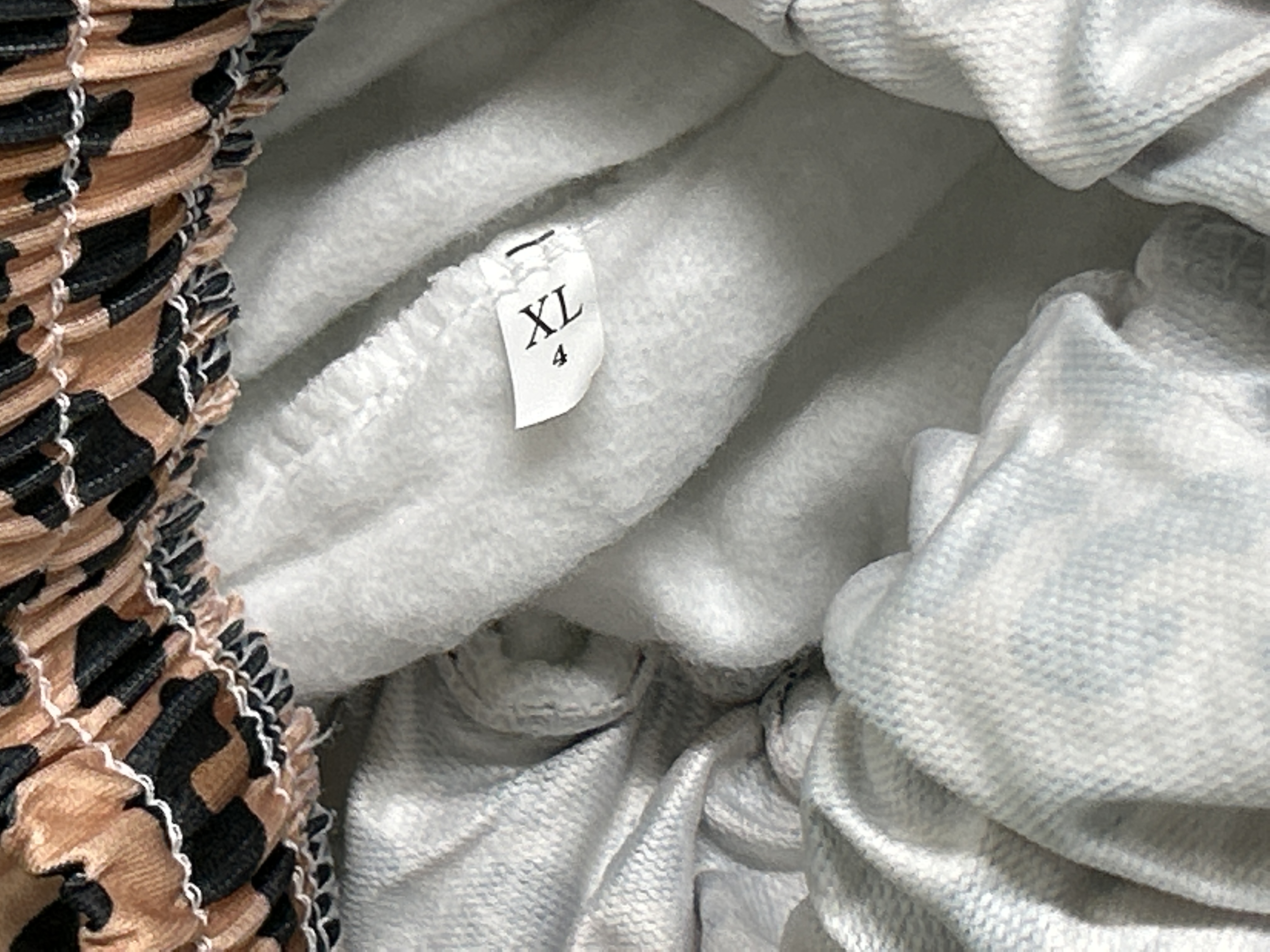 Foto QC 2 de Revenge Sweater Leopard Logo Heather Grey