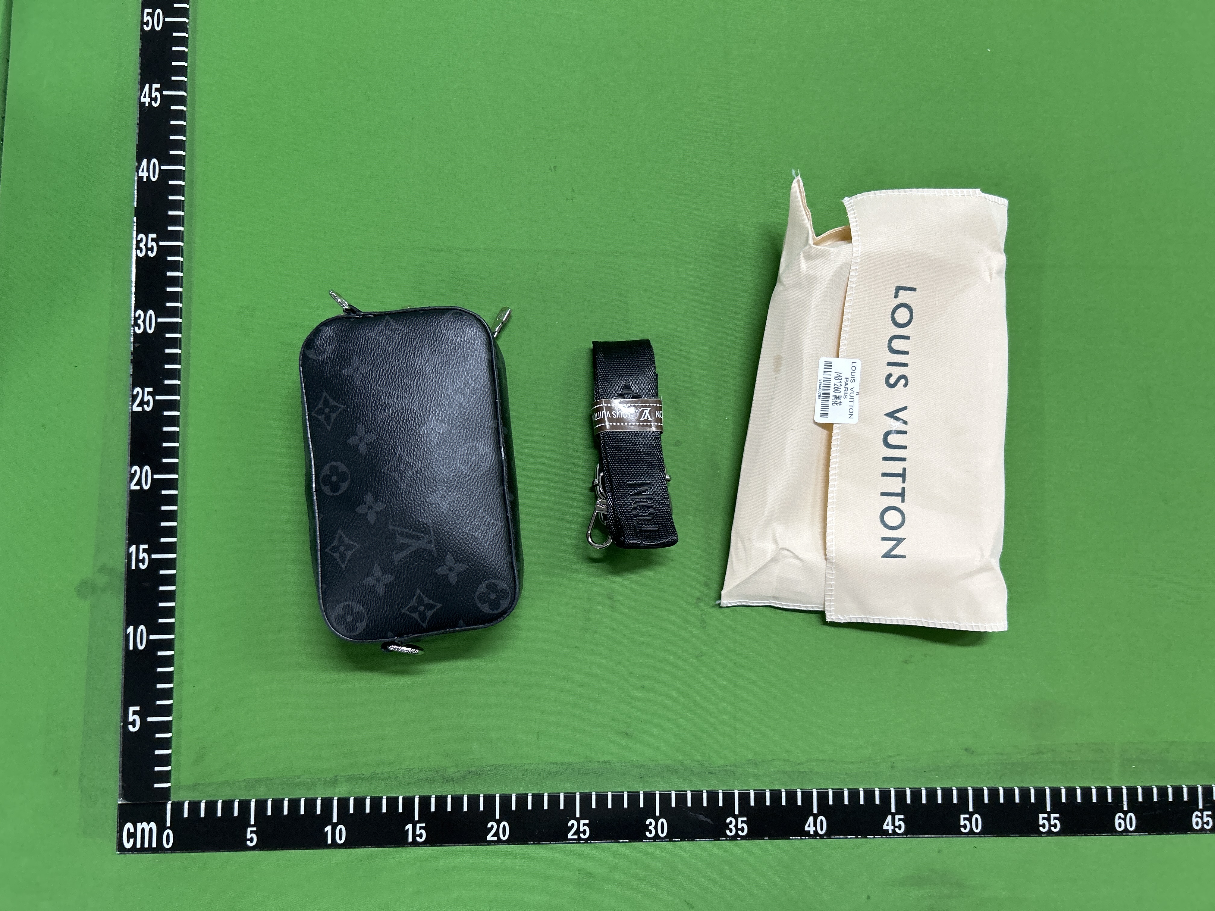 Foto QC 5 de Louis Vuitton Trio Messenger White Monogram Shadow Leather