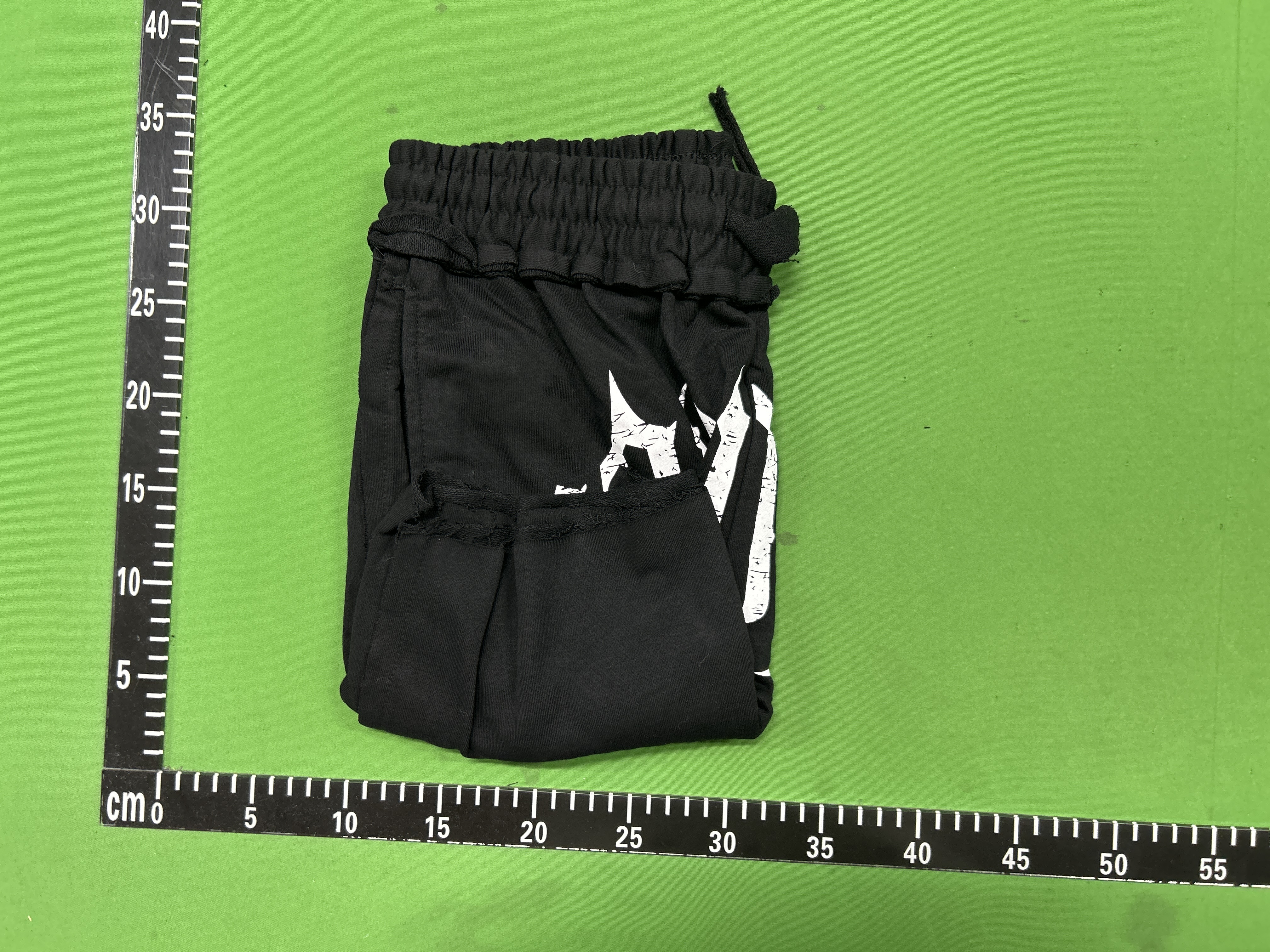 Foto QC 1 de YoungLA Sweat Shorts Raw Hem Gothic Logo Black