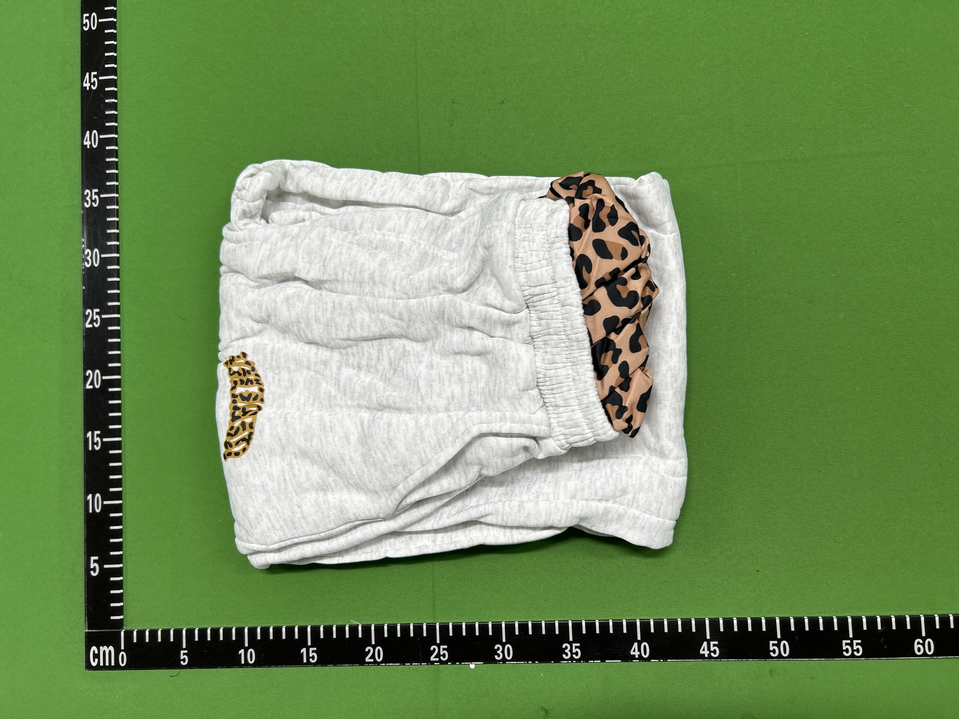 Foto QC 1 de Revenge Sweater Leopard Logo Heather Grey