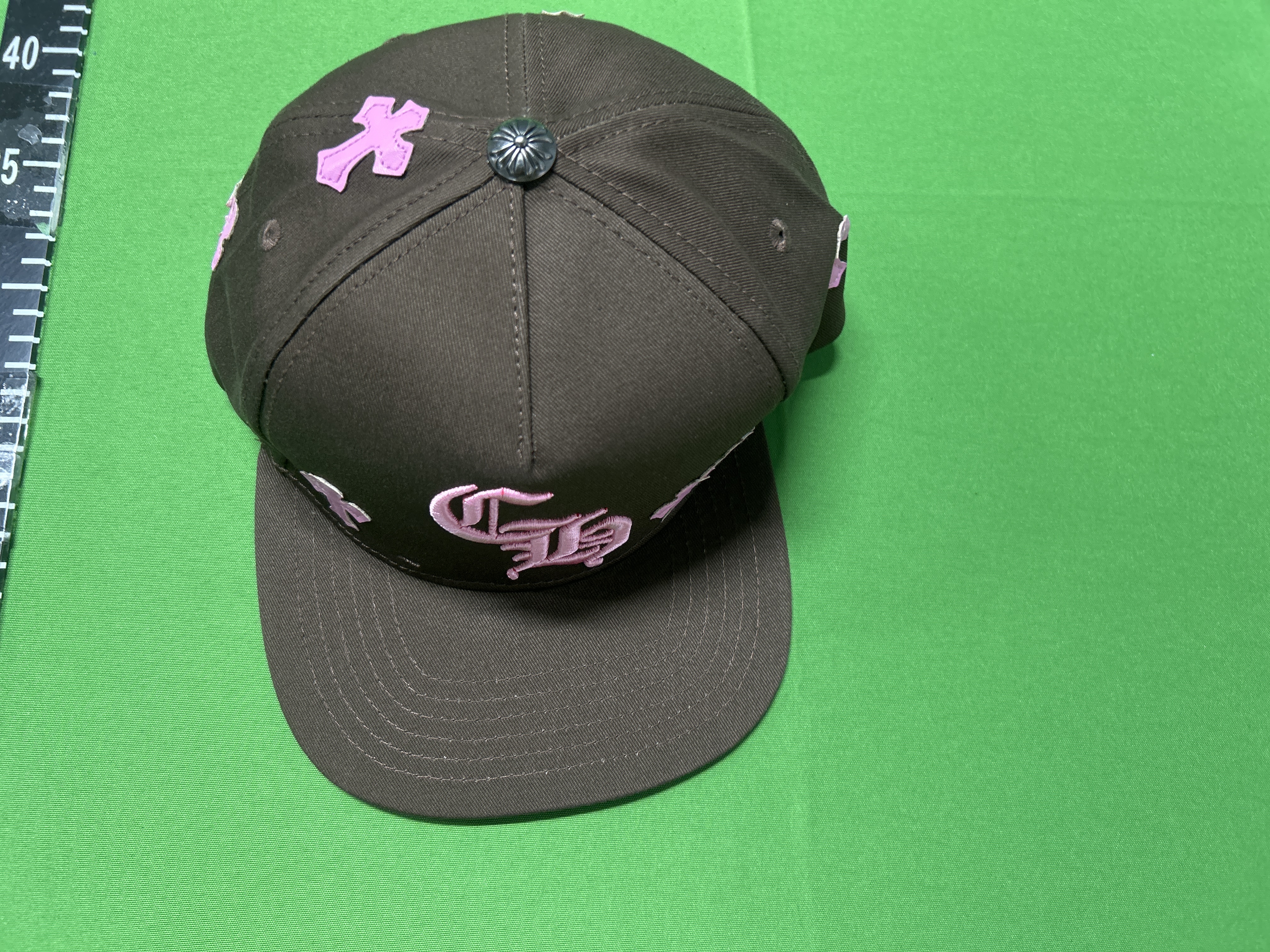 Foto QC 6 de Chrome Hearts CH Cemetery Cross Trucker Cap Brown Pink