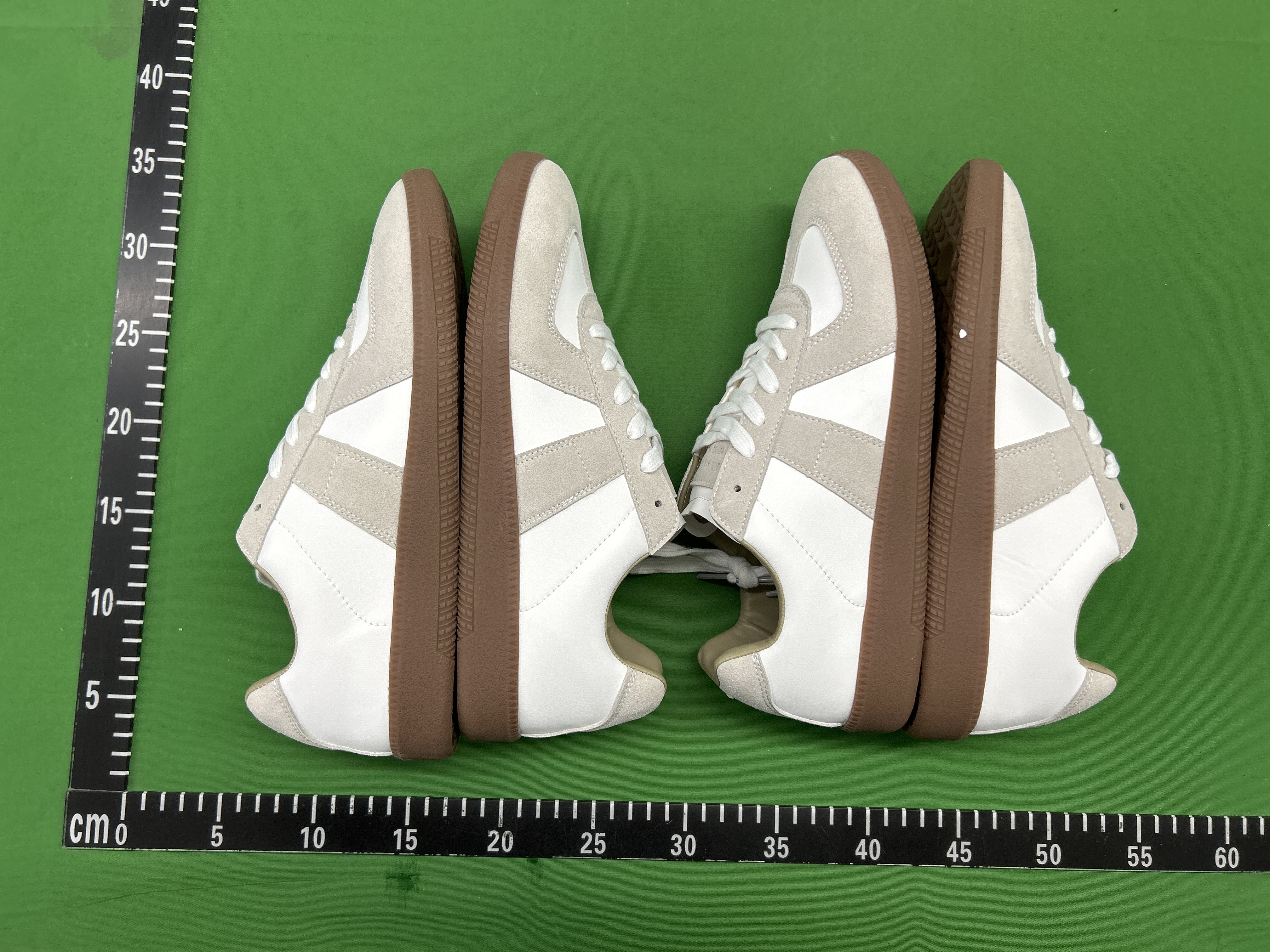 Foto QC 5 de Maison Margiela Replica Leather and Suede Low Top Sneakers Black