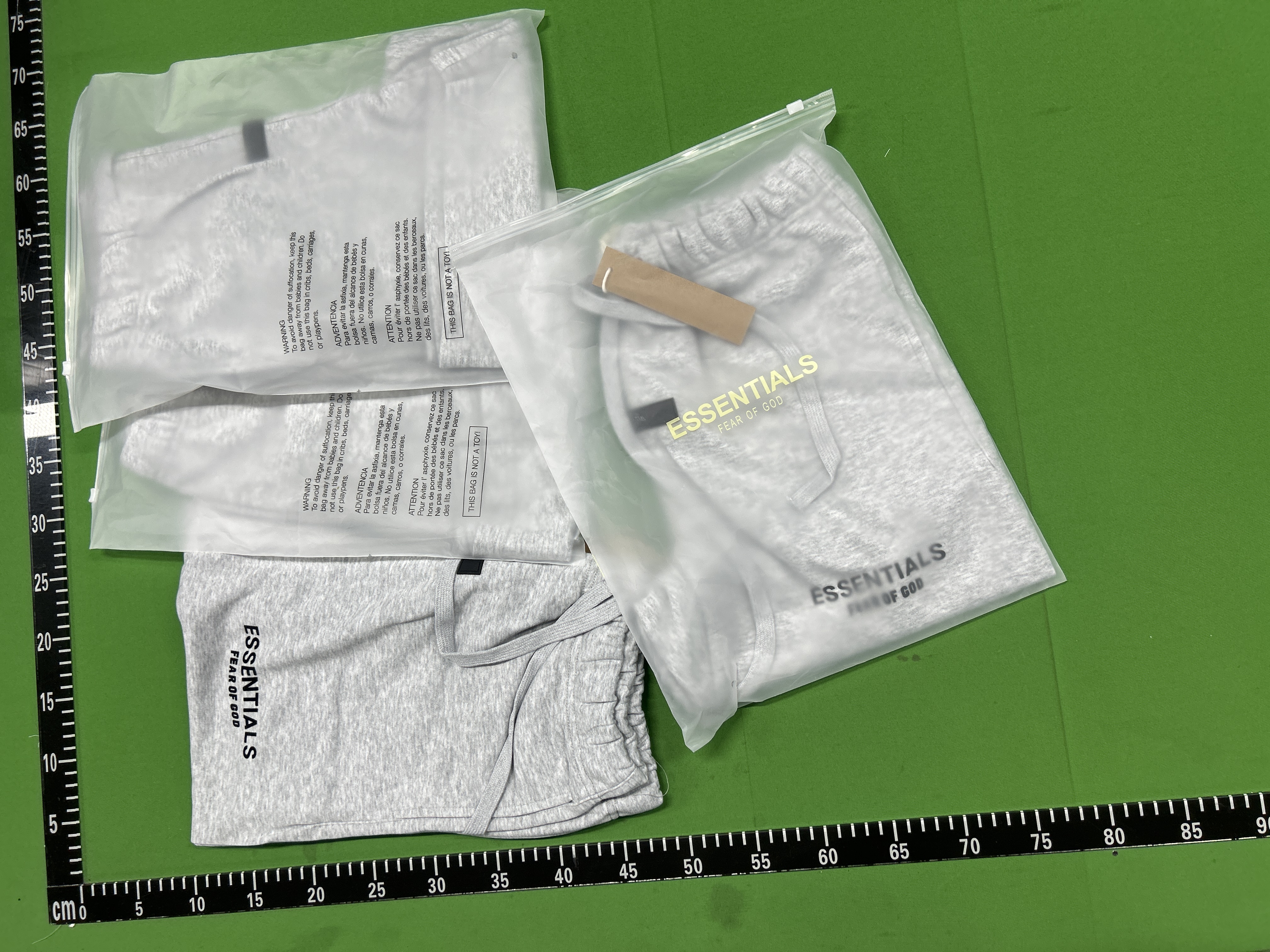 Foto QC 5 de Fear of God Essentials Sweat Shorts Flocked Logo Light Grey
