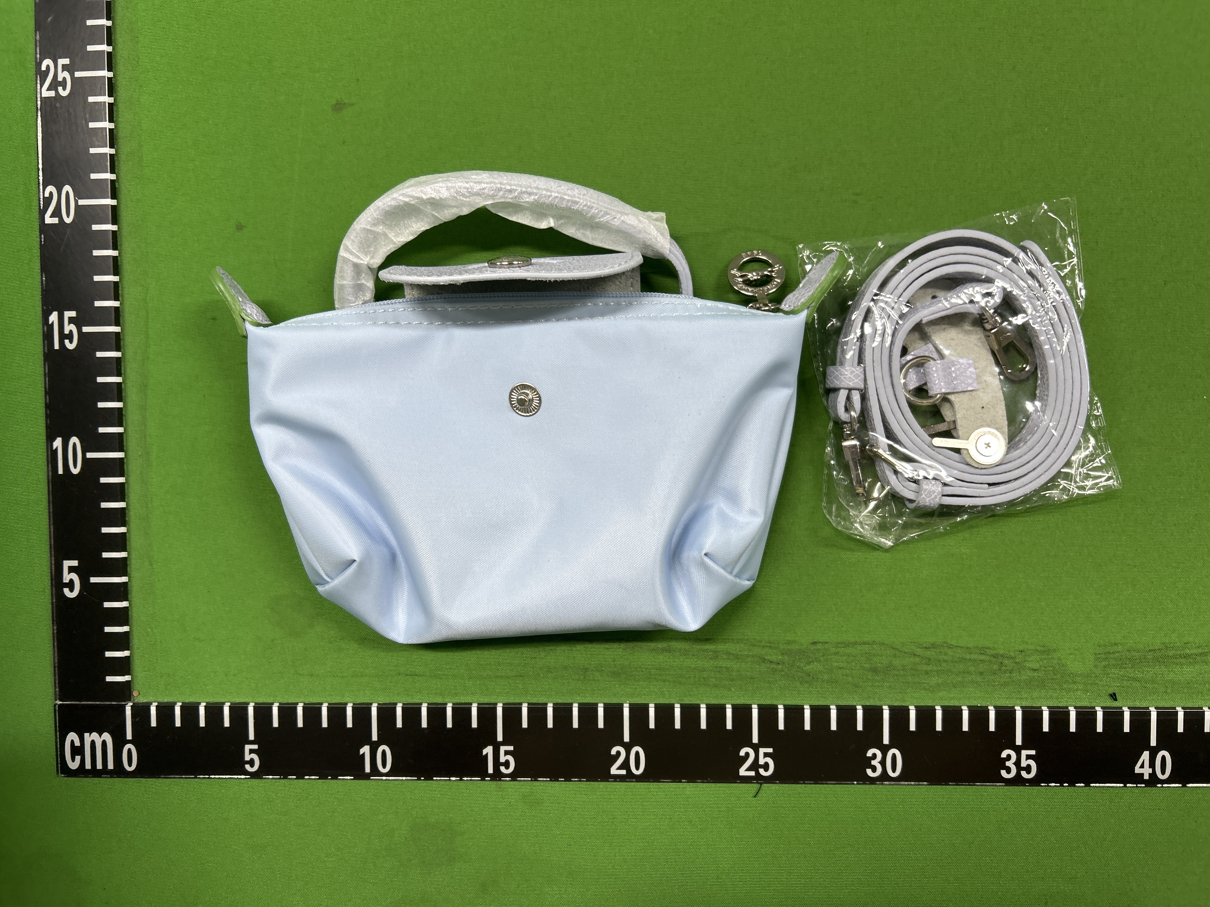 Foto QC 8 de Longchamp Le Pliage Original Pouch with Handle Mini Wheat Yellow