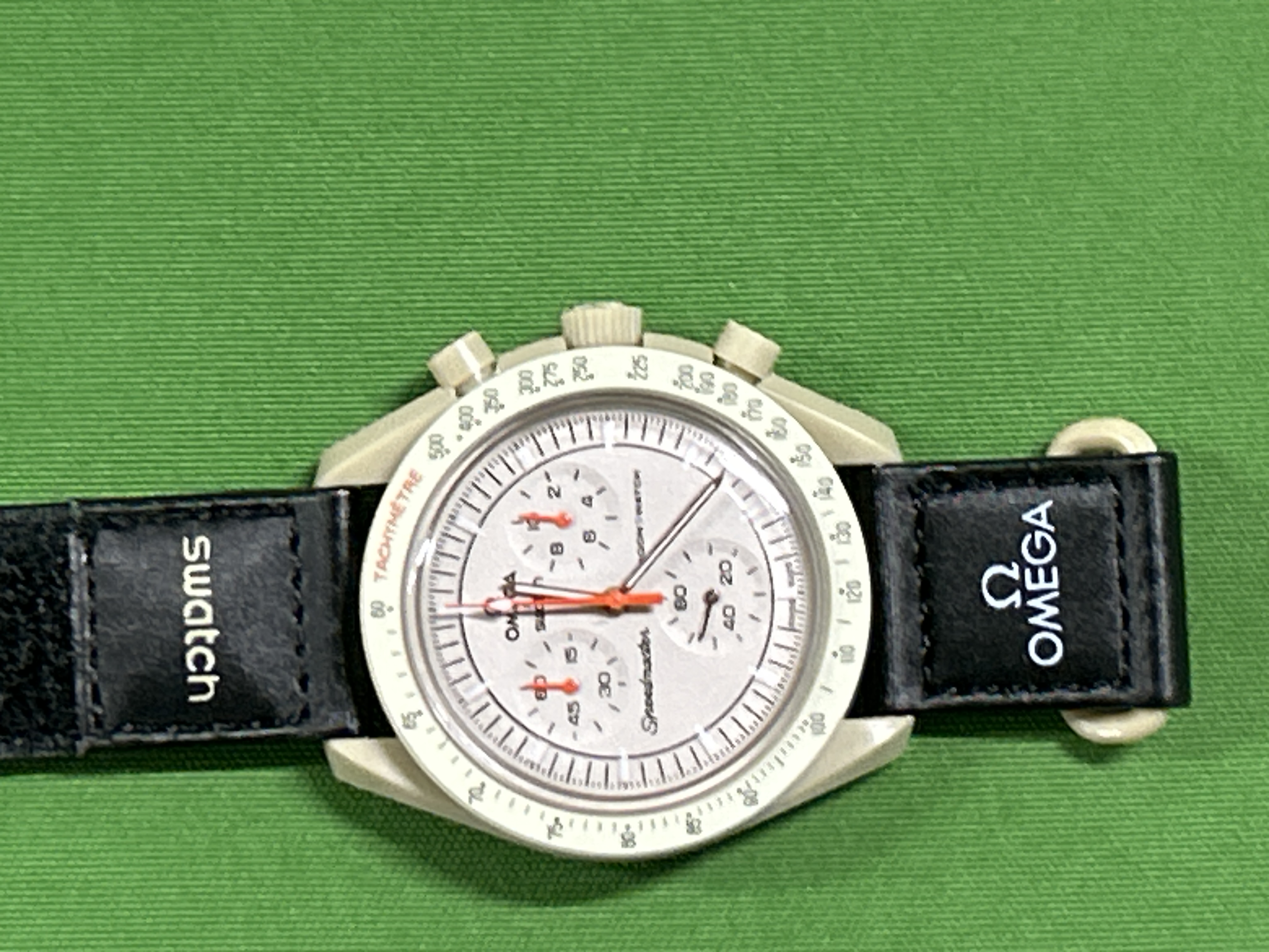 Foto QC 7 de Omega x Swatch Bioceramic MoonSwatch Mission to Earthphase SO33M700