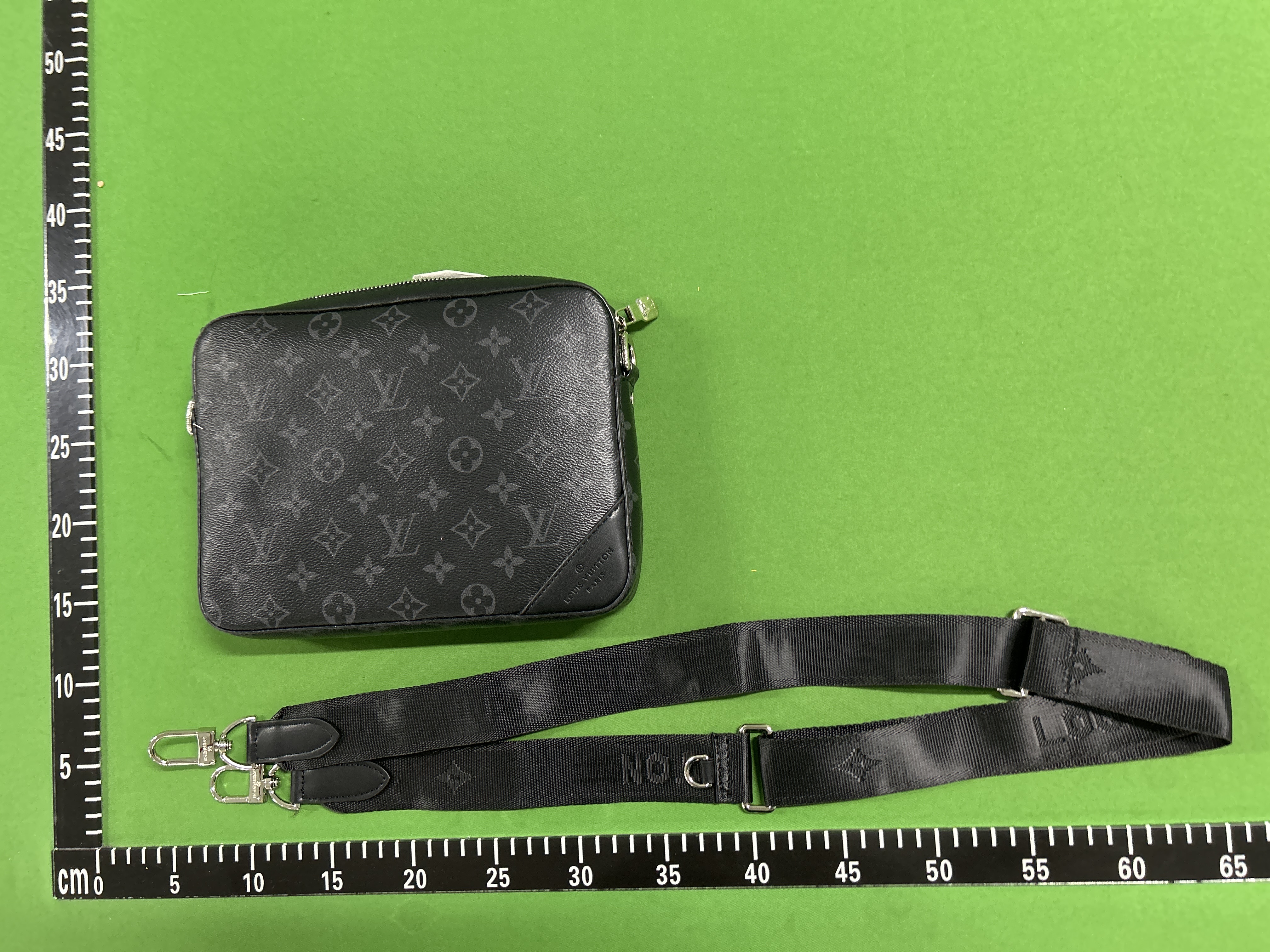 Foto QC 7 de Louis Vuitton Trio Messenger White Monogram Shadow Leather