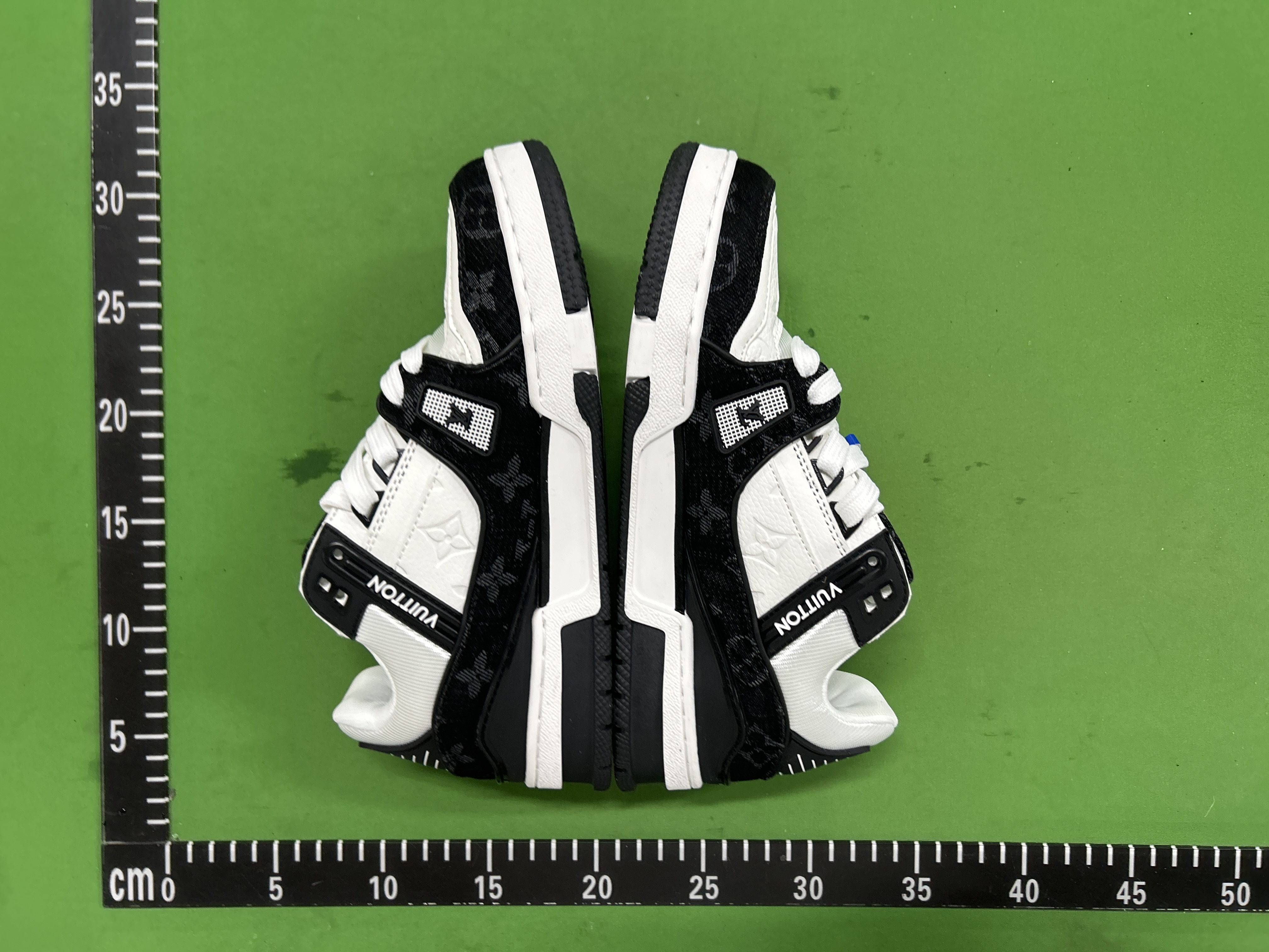Foto QC 4 de Louis Vuitton Trainer Low Panda Black White Monogram