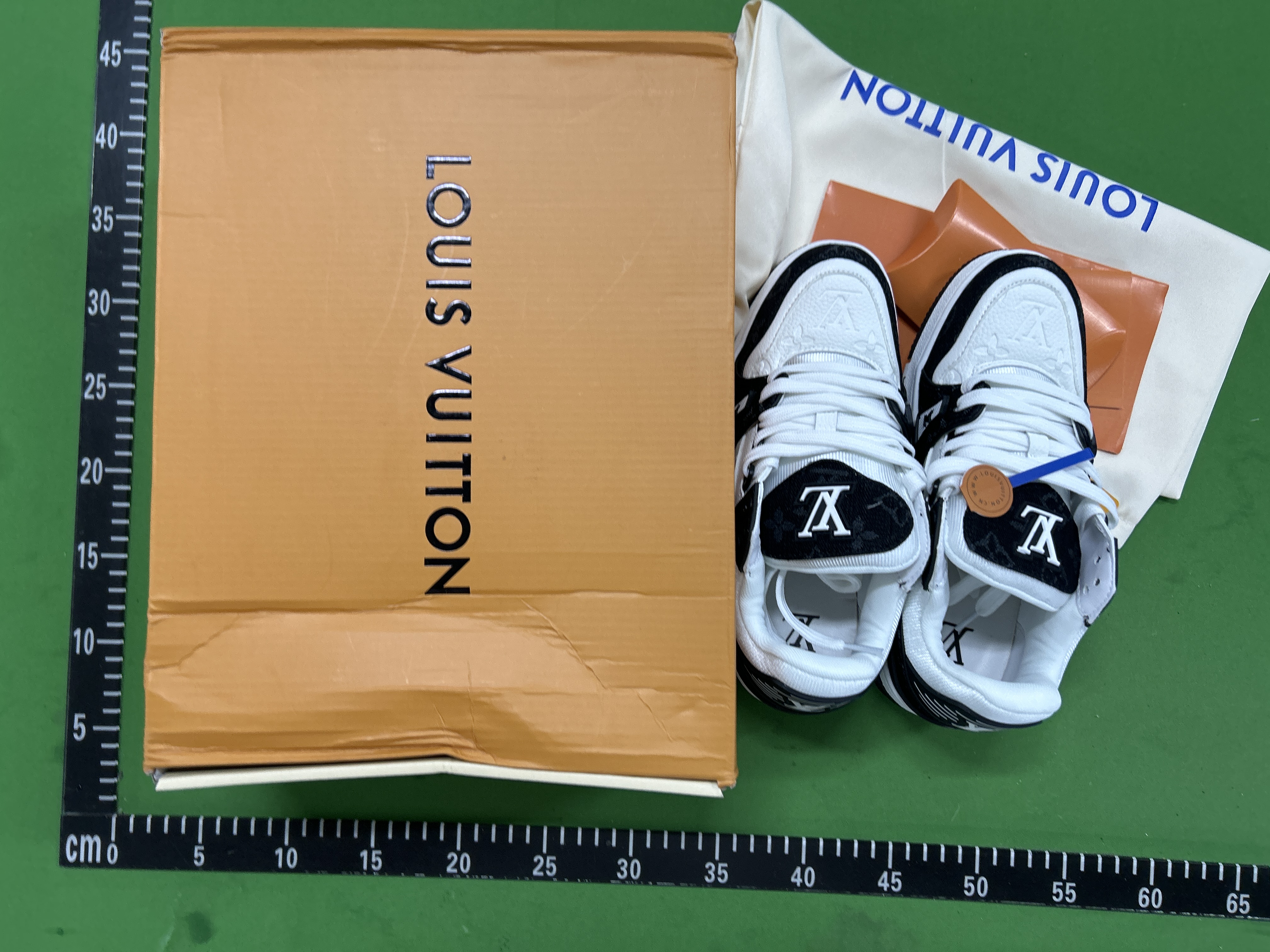 Foto QC 2 de Louis Vuitton Trainer Low Panda Black White Monogram