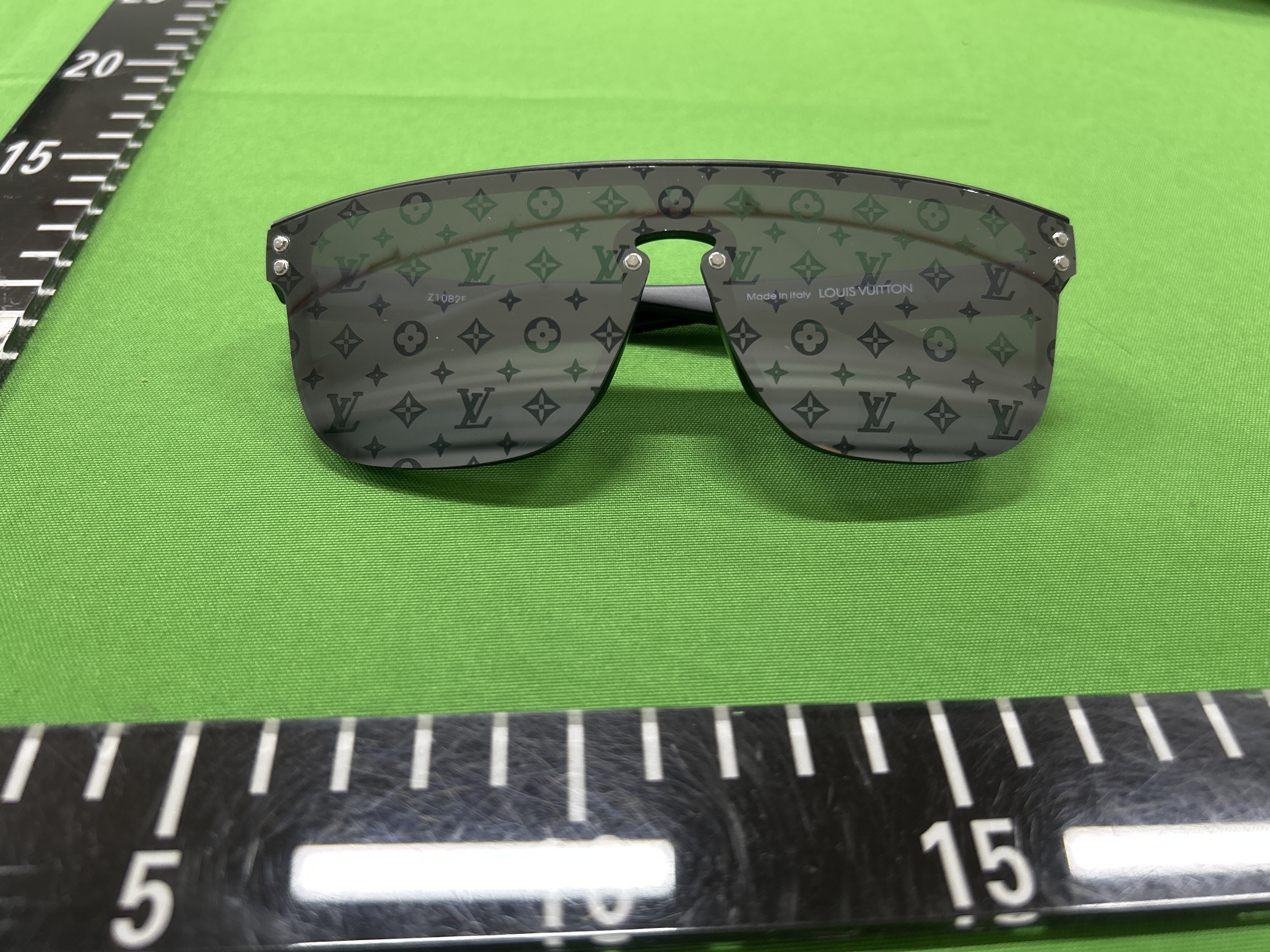 Foto QC 6 de Louis Vuitton Waimea Mask-Frame Acetate Sunglasses White Grey Monogram (Z1083W)