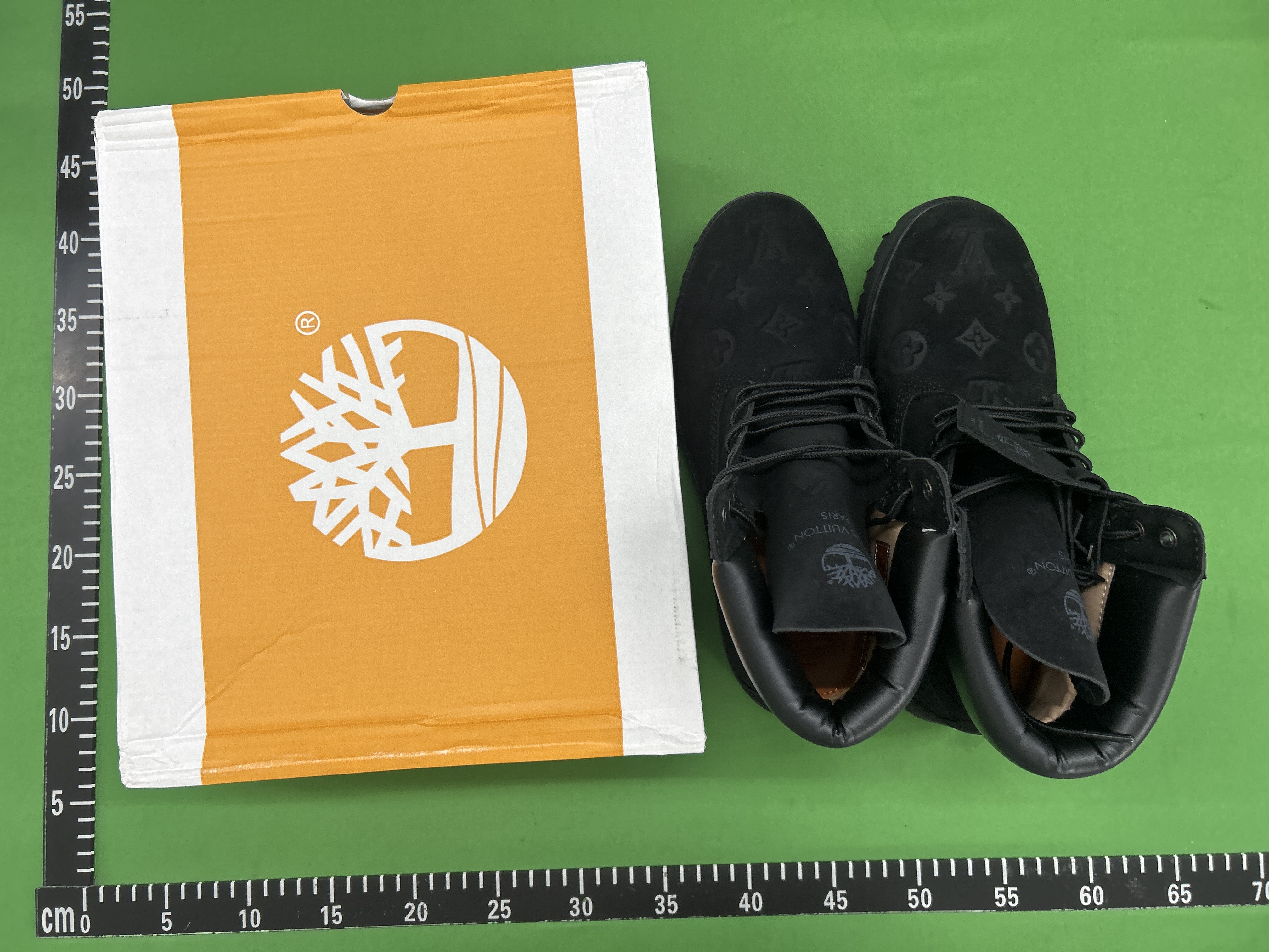 Foto QC 3 de Louis Vuitton Timberland 6-Inch Ankle Boot Nubuck Monogram Black AAP-1