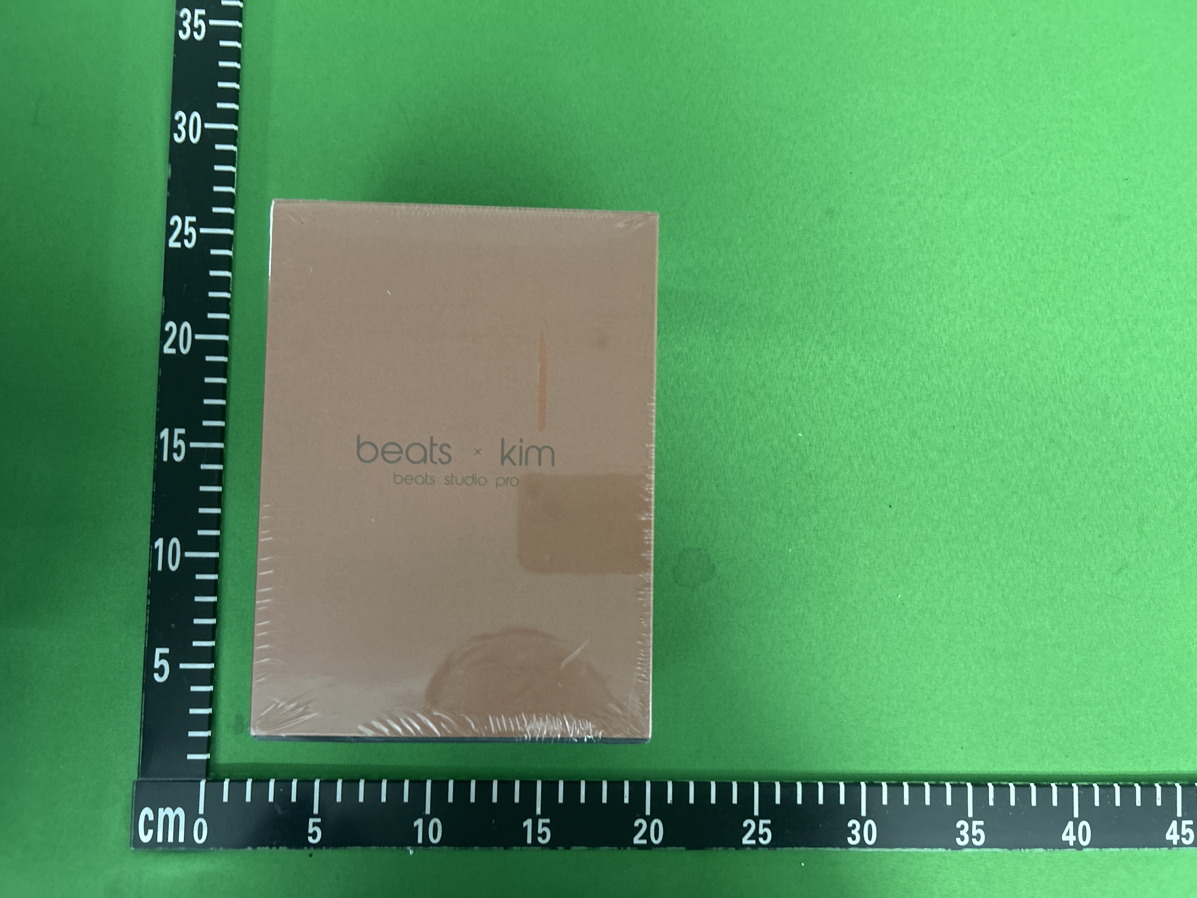 Foto QC 3 de Beats x Kim Studio Pro Wireless Noise Cancelling Headphones Earth