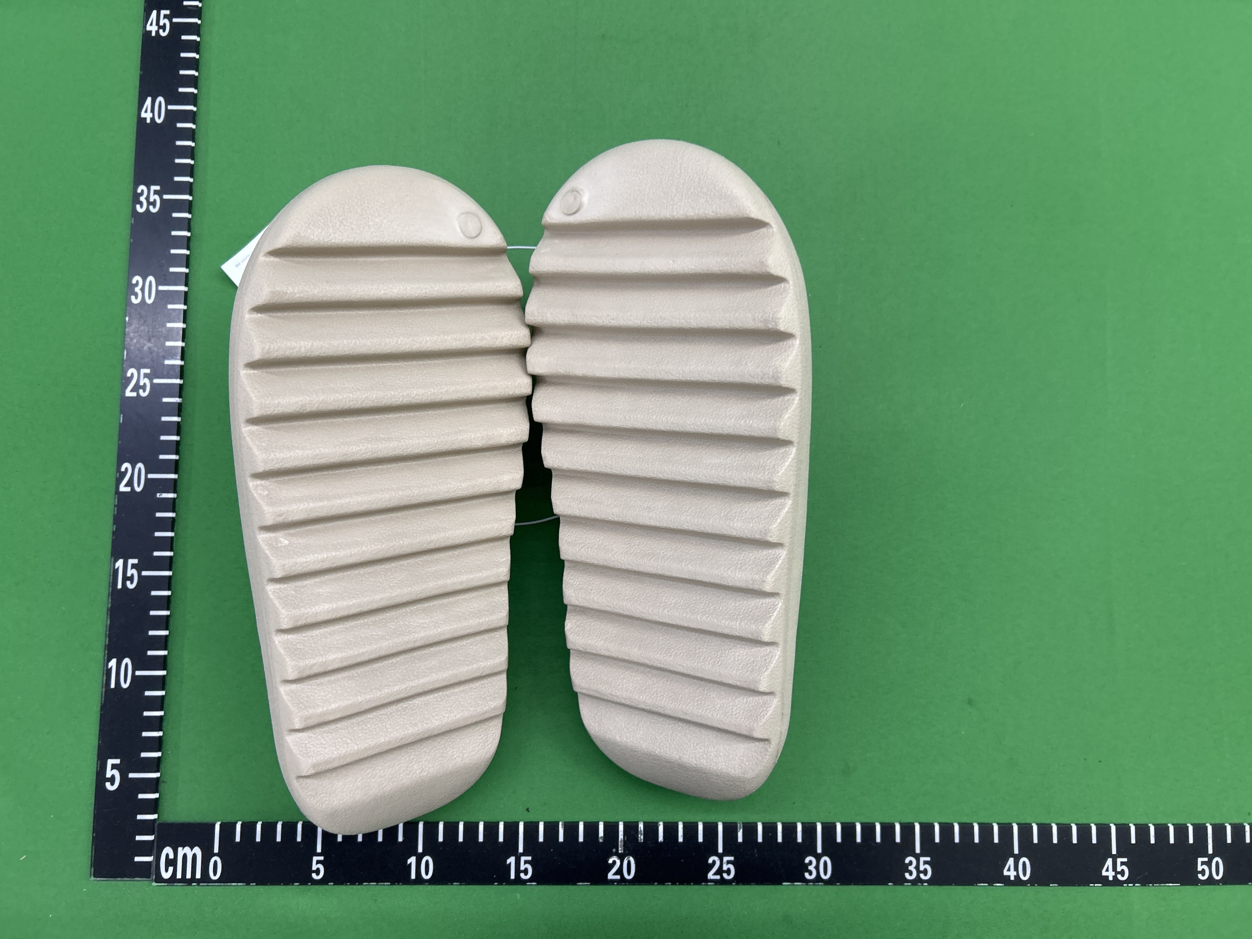 Foto QC 8 de adidas Yeezy Foam Runner MX Sand Grey GY3969