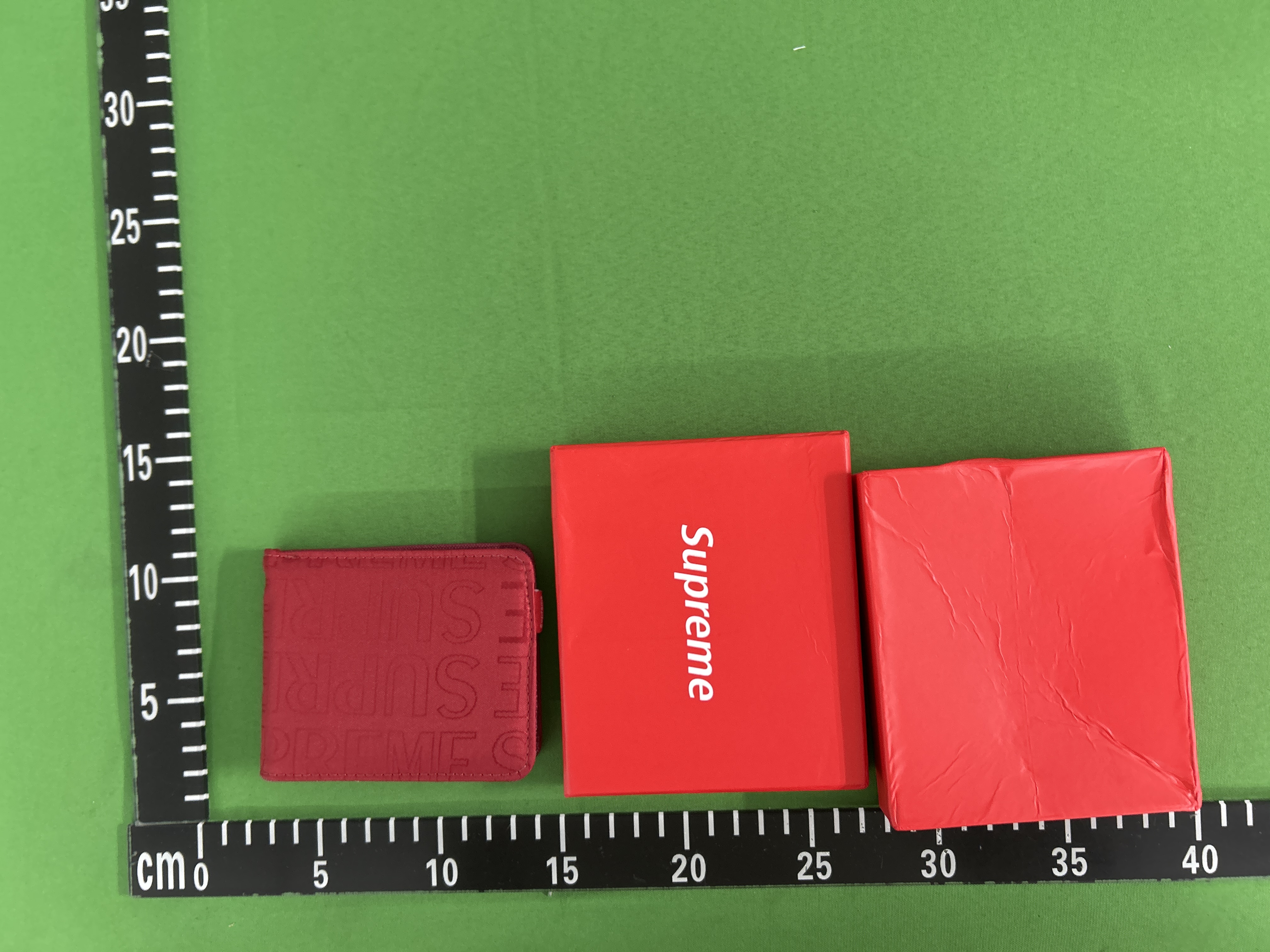 Foto QC 2 de Supreme Embroidered Logo Bifold Wallet Black