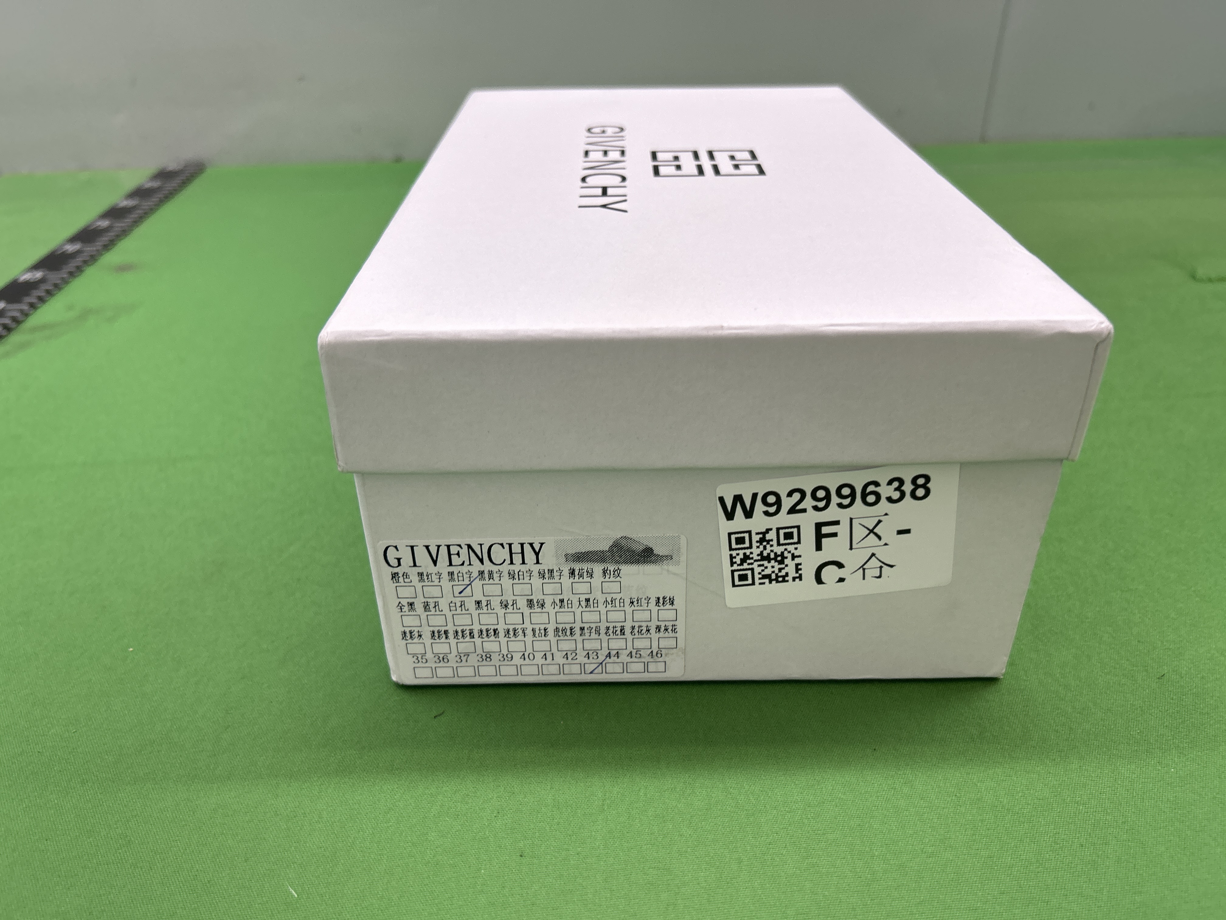 Foto QC 1 de Givenchy Logo Slide Rubber Black BE001NE01T 001