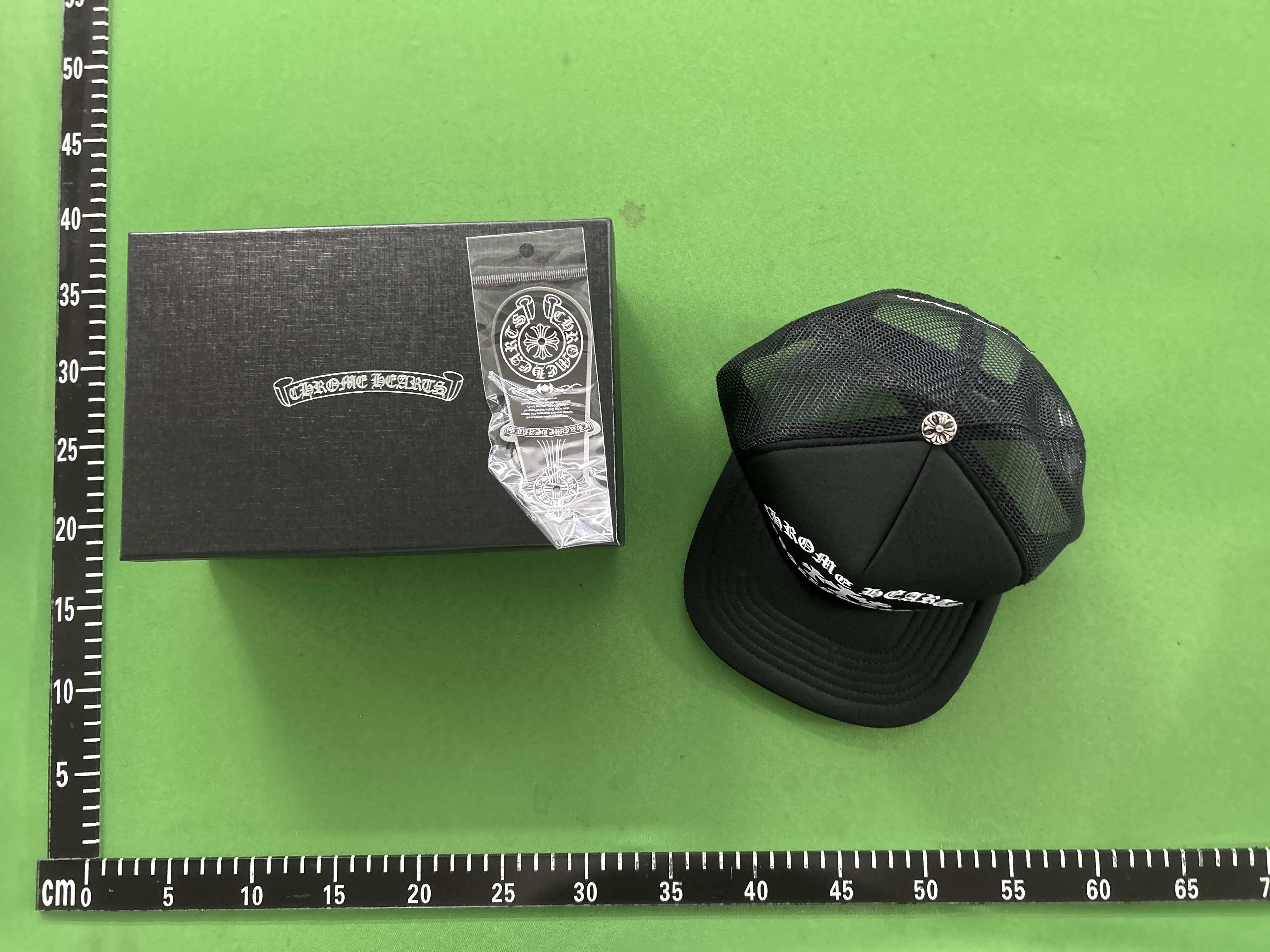 Foto QC 1 de Chrome Hearts Cemetery Cross Patch Trucker Cap Black