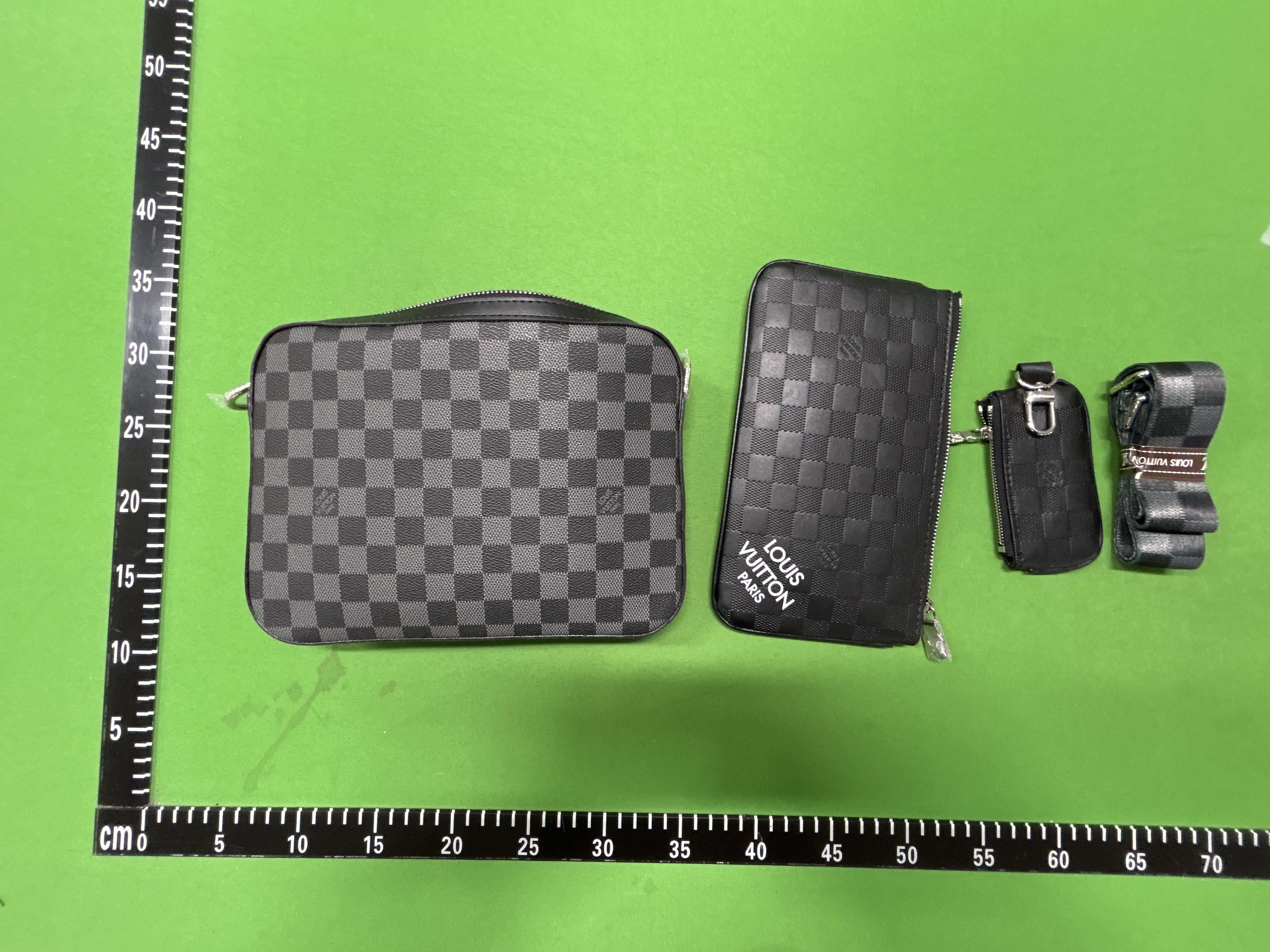 Foto QC 4 de Louis Vuitton Trio Messenger White Monogram Shadow Leather