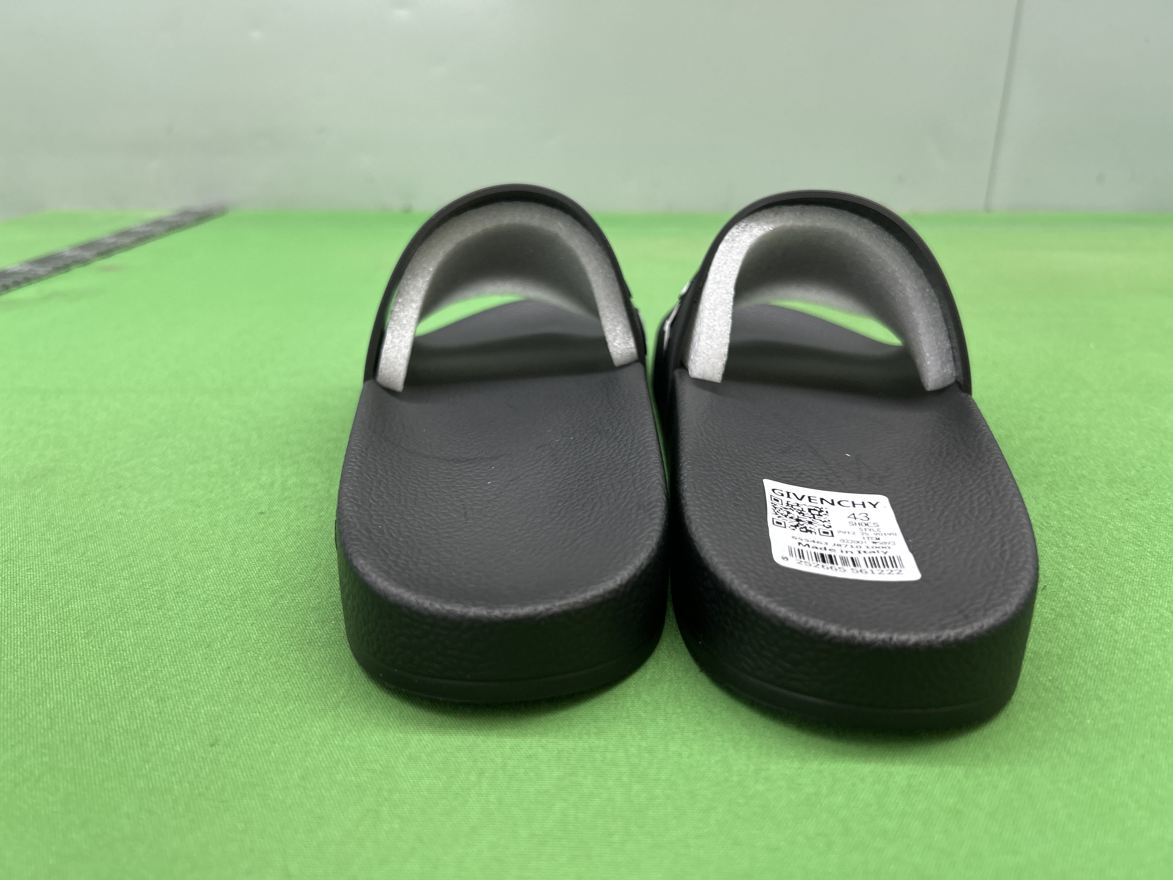 Foto QC 3 de Givenchy Logo Slide Rubber Black BE001NE01T 001