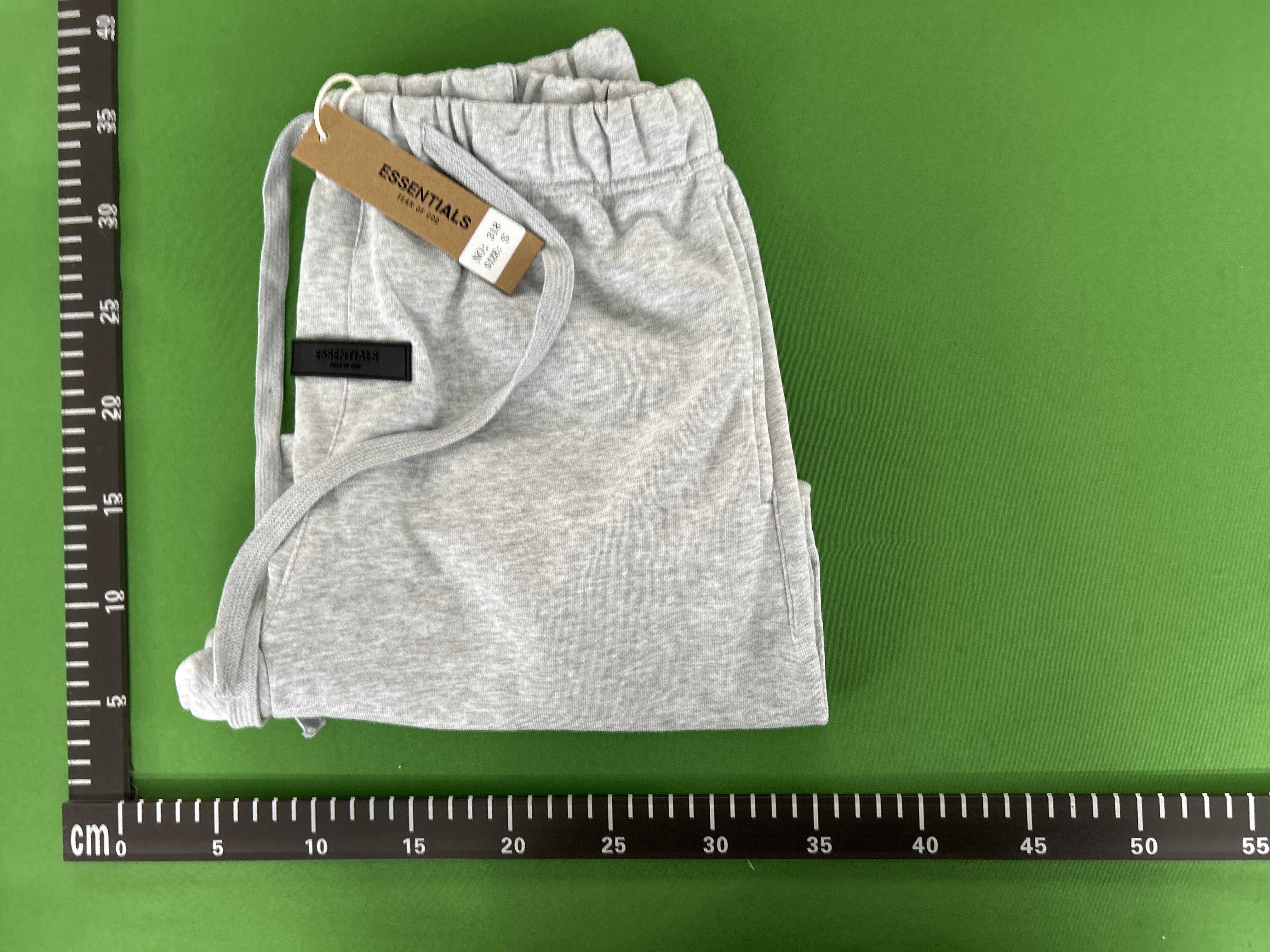 Foto QC 1 de Fear of God Essentials Sweat Shorts Flocked Logo Light Grey