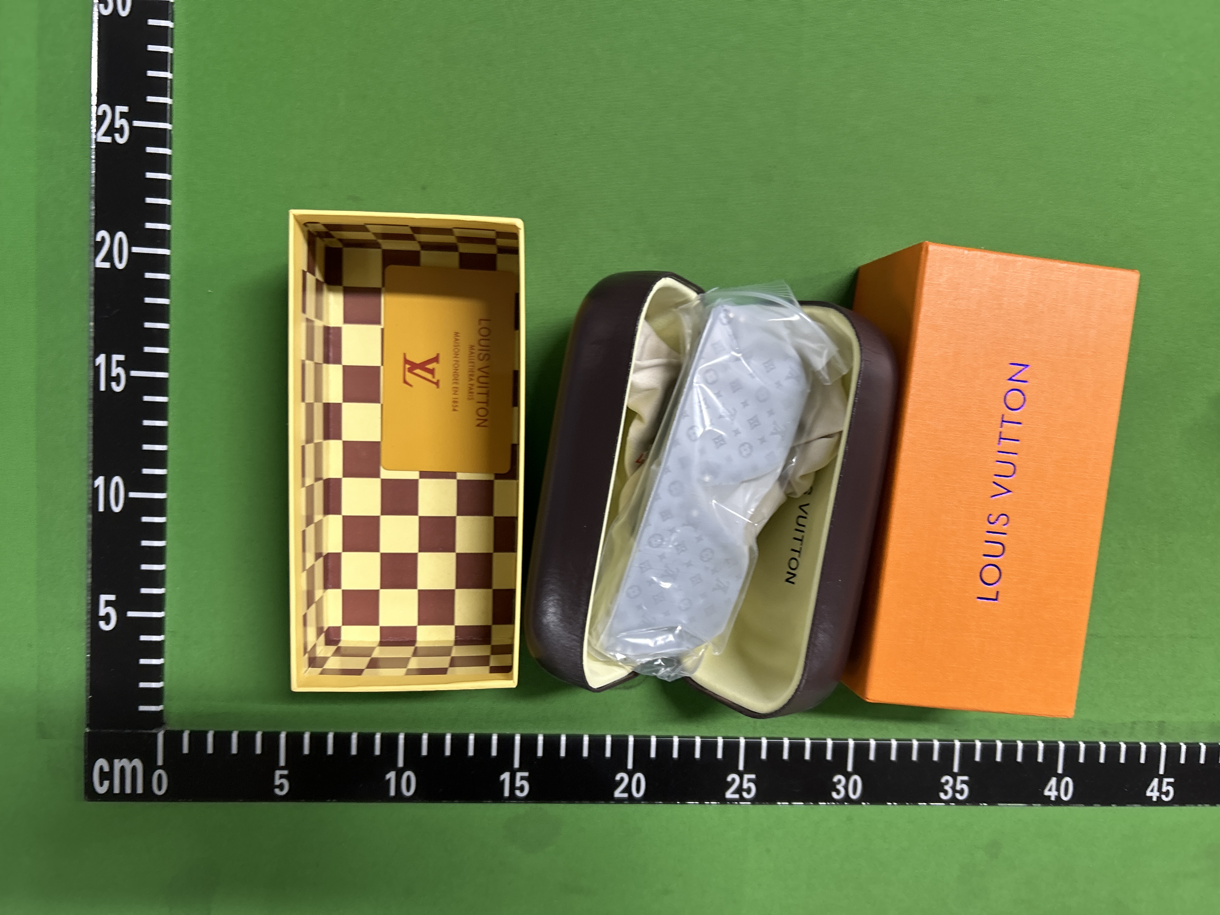 Foto QC 7 de Louis Vuitton Waimea Mask-Frame Acetate Sunglasses White Grey Monogram (Z1083W)