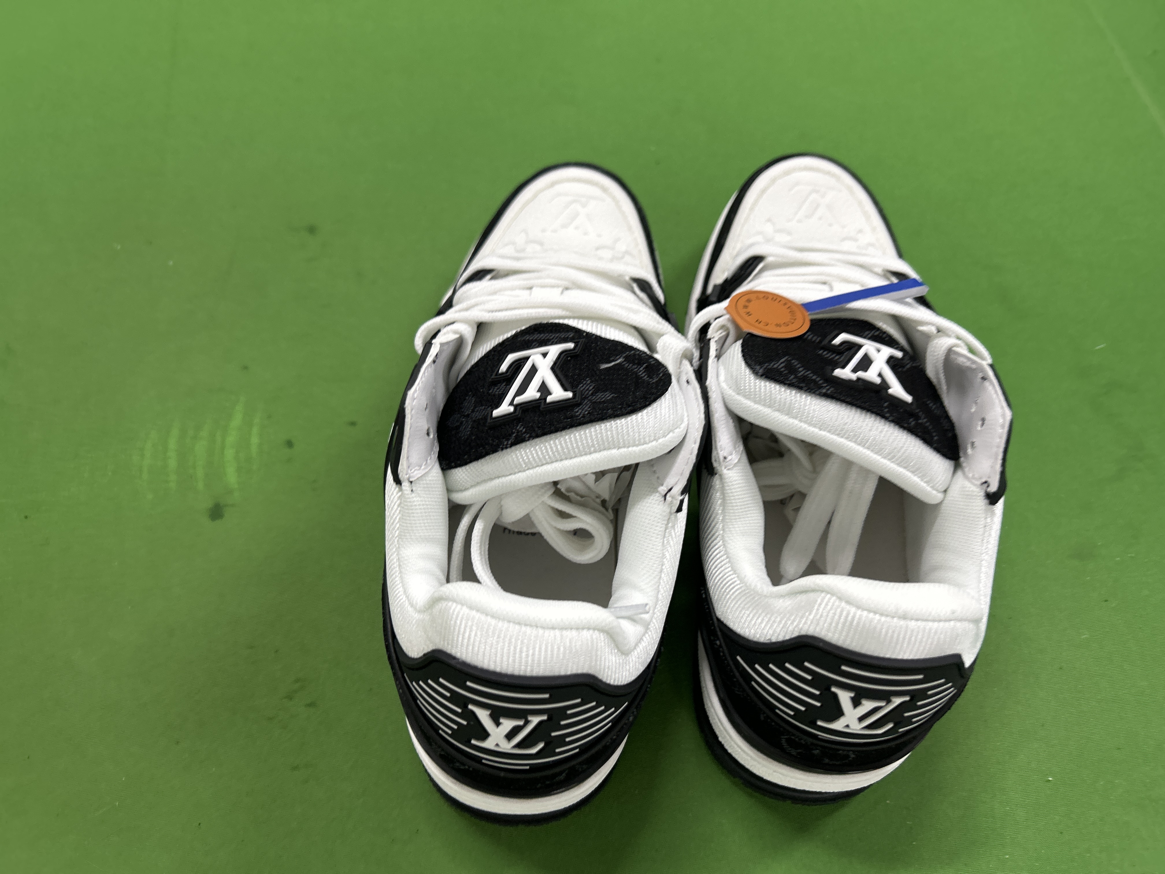 Foto QC 3 de Louis Vuitton Trainer Low Panda Black White Monogram